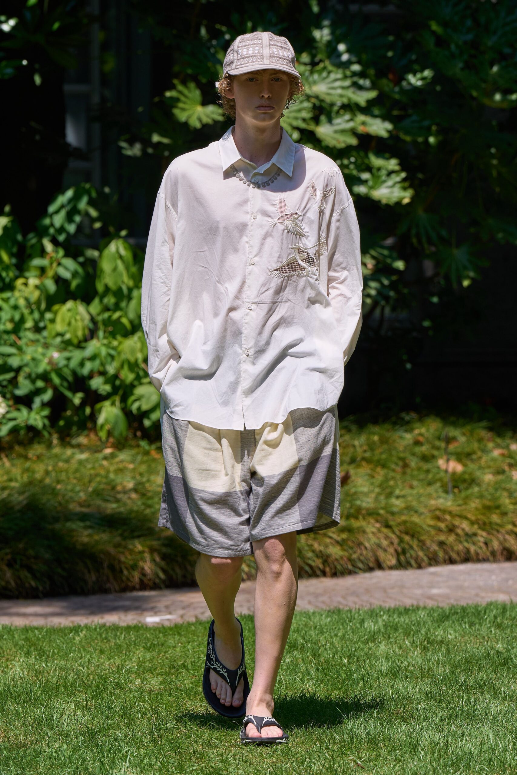 beige cotton relaxed pleated short shorts