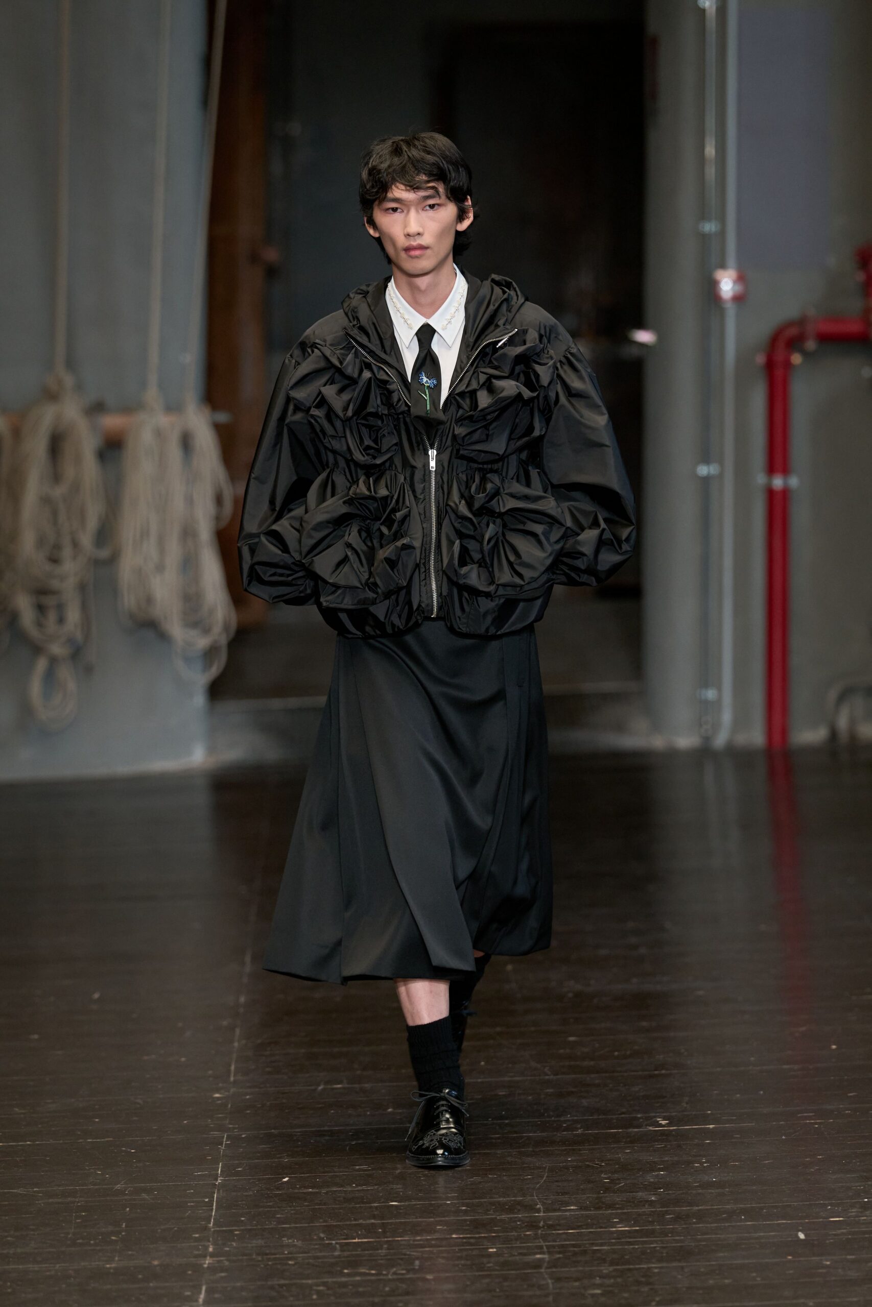black cotton long-sleeve collared oversized pleated zippered jacket