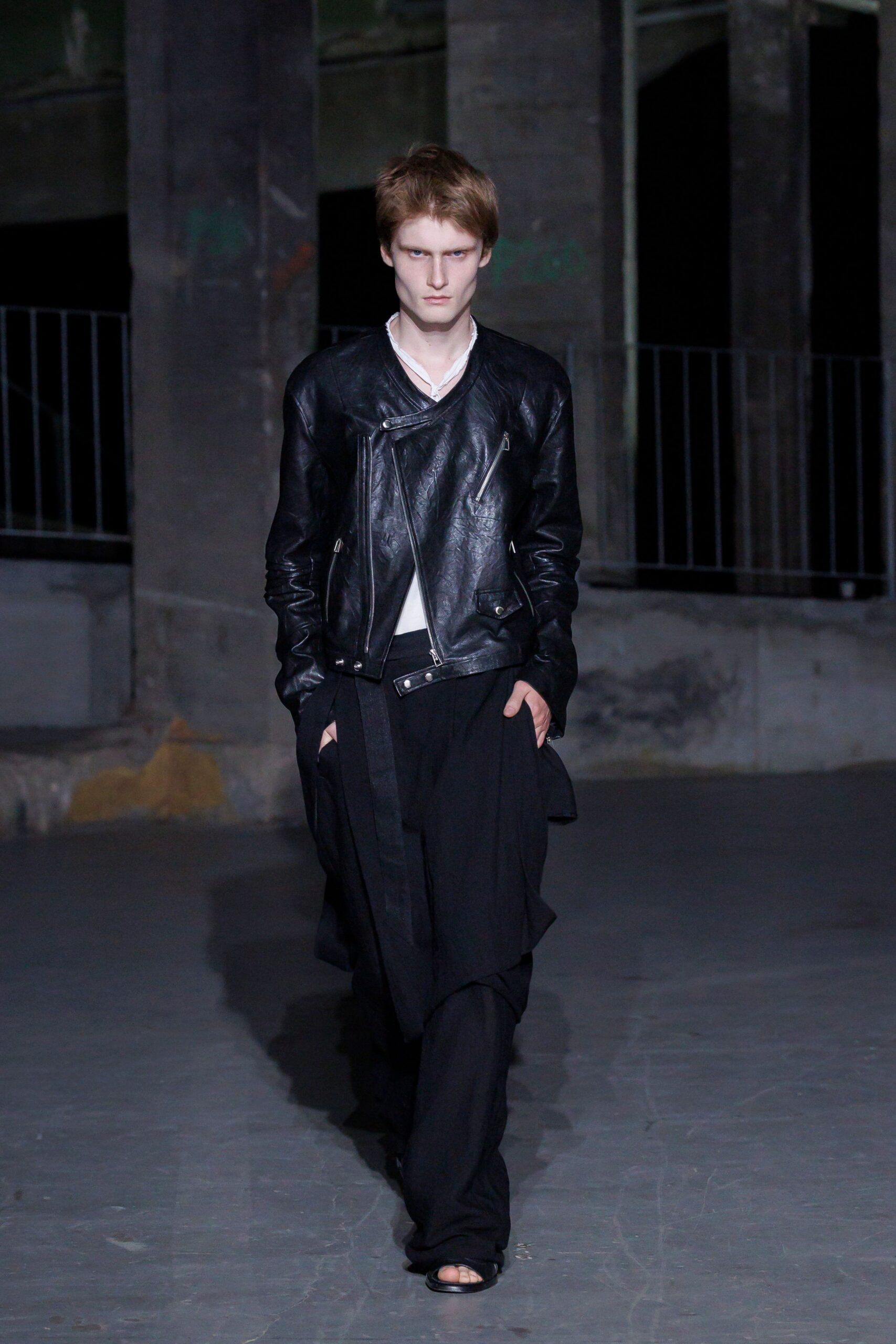black leather long-sleeve v-neck fitted zippered jacket