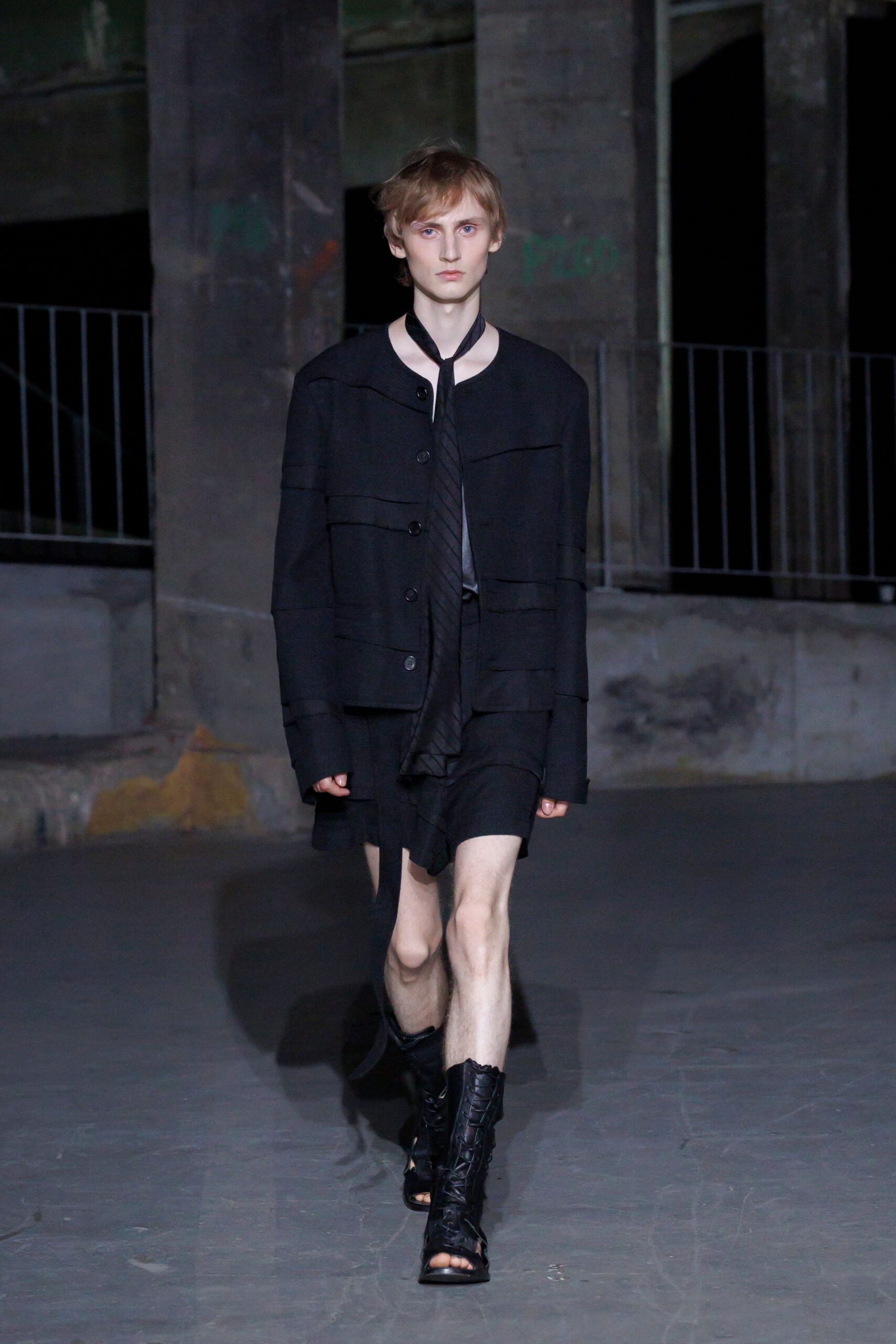 black cotton fitted straight-leg short shorts