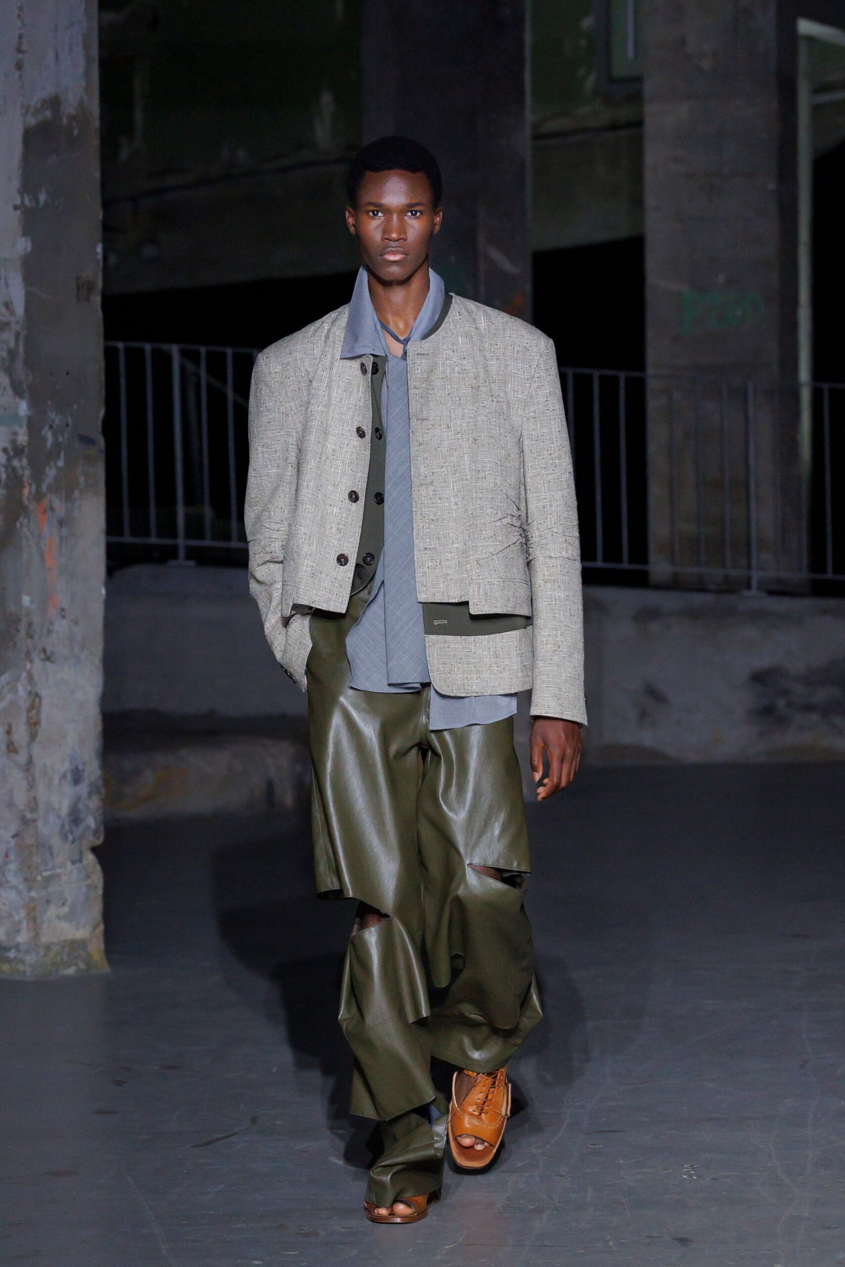 gray tweed long-sleeve collared oversized buttoned jacket