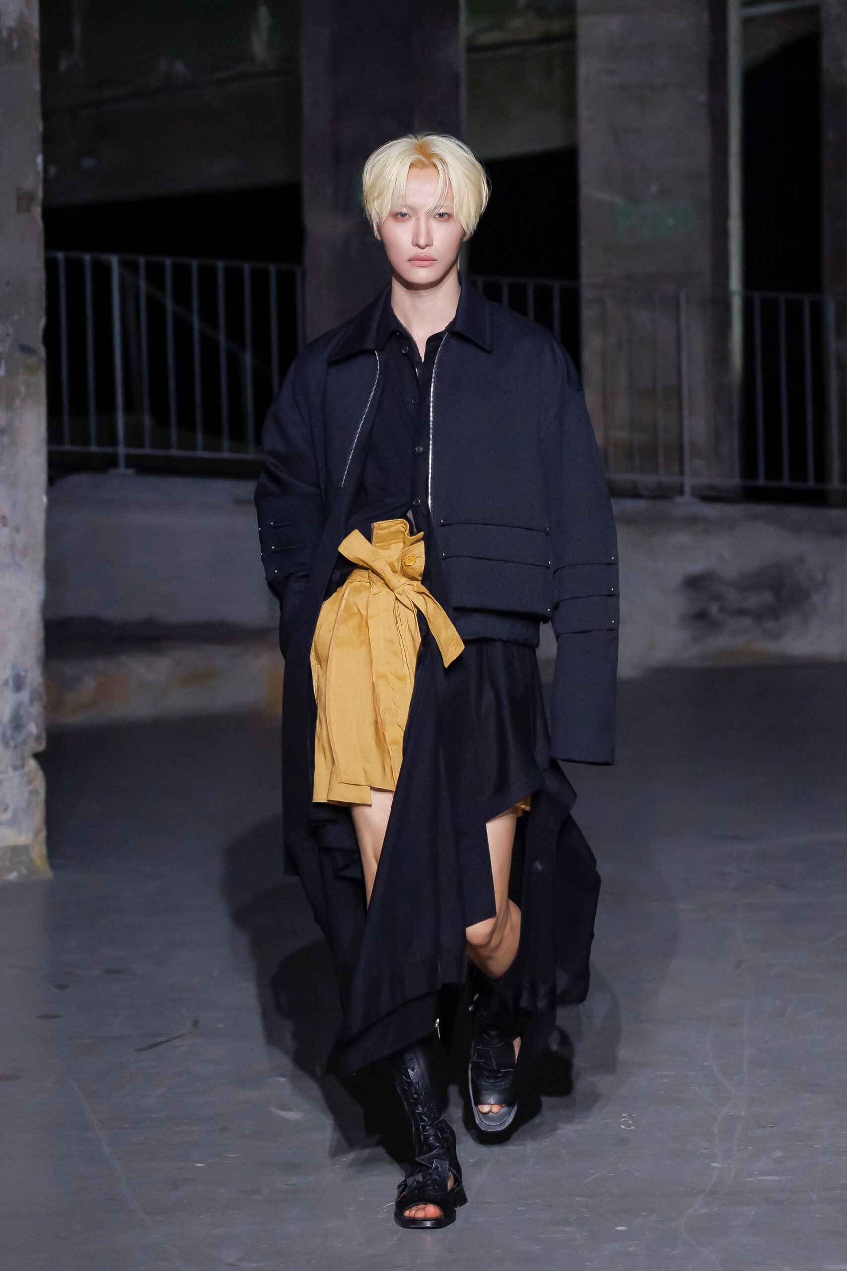 black cotton long-sleeve collared oversized zippered coat