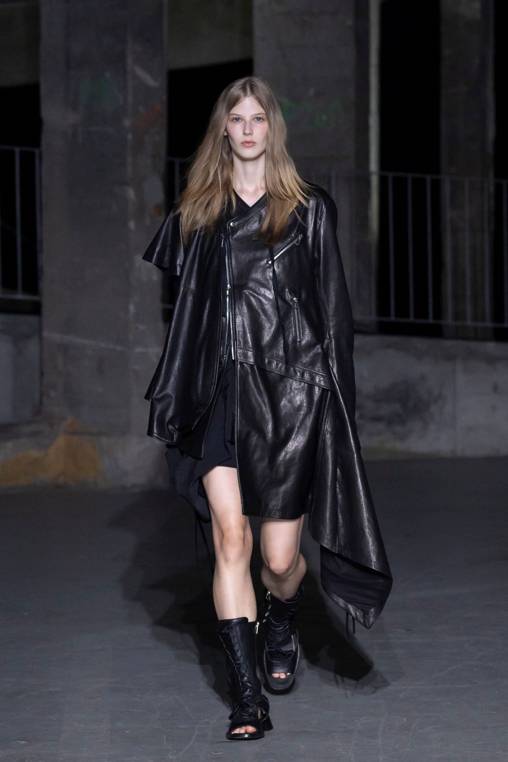 black leather long-sleeve collared relaxed zippered coat
