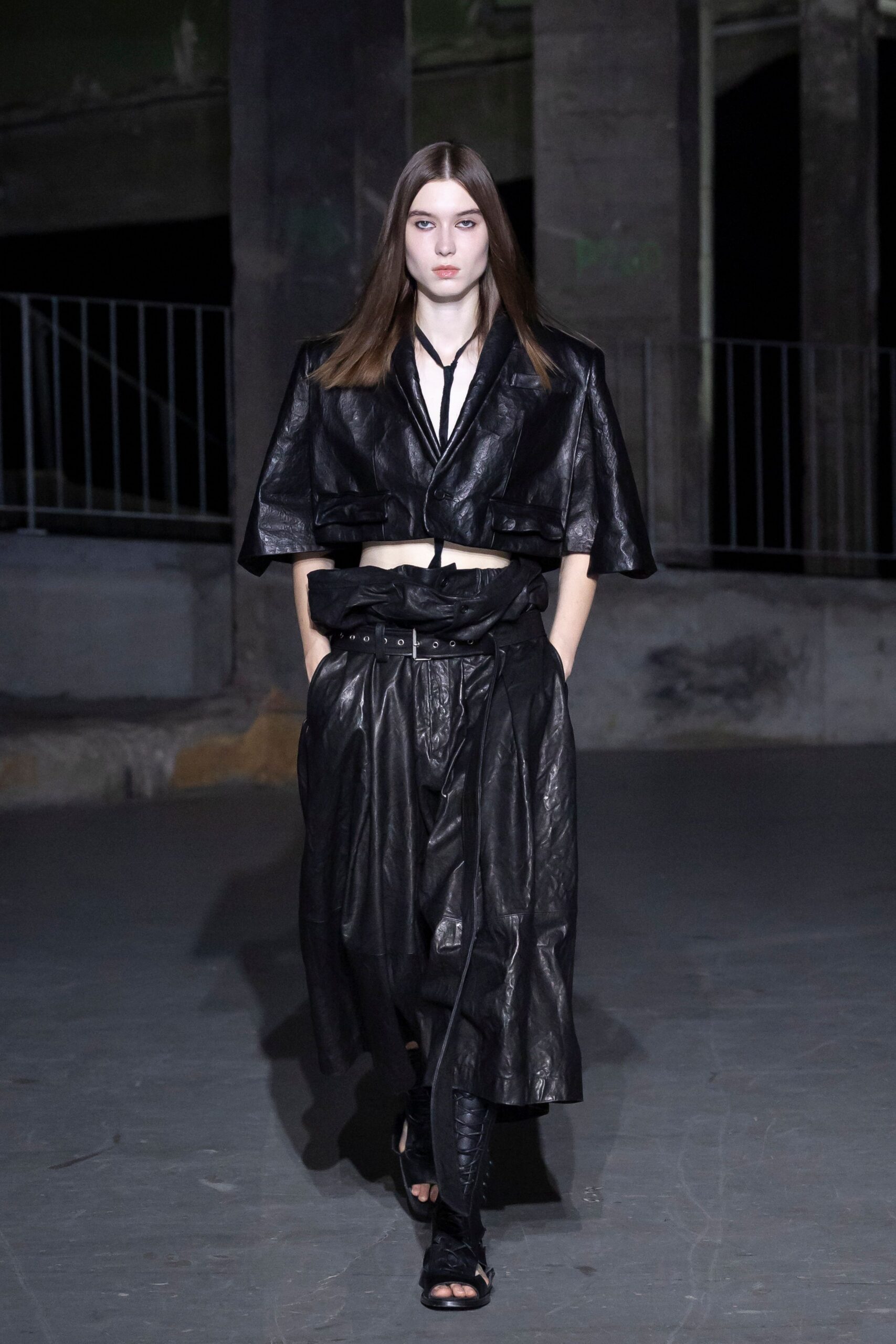 black leather short-sleeve v-neck fitted cropped top