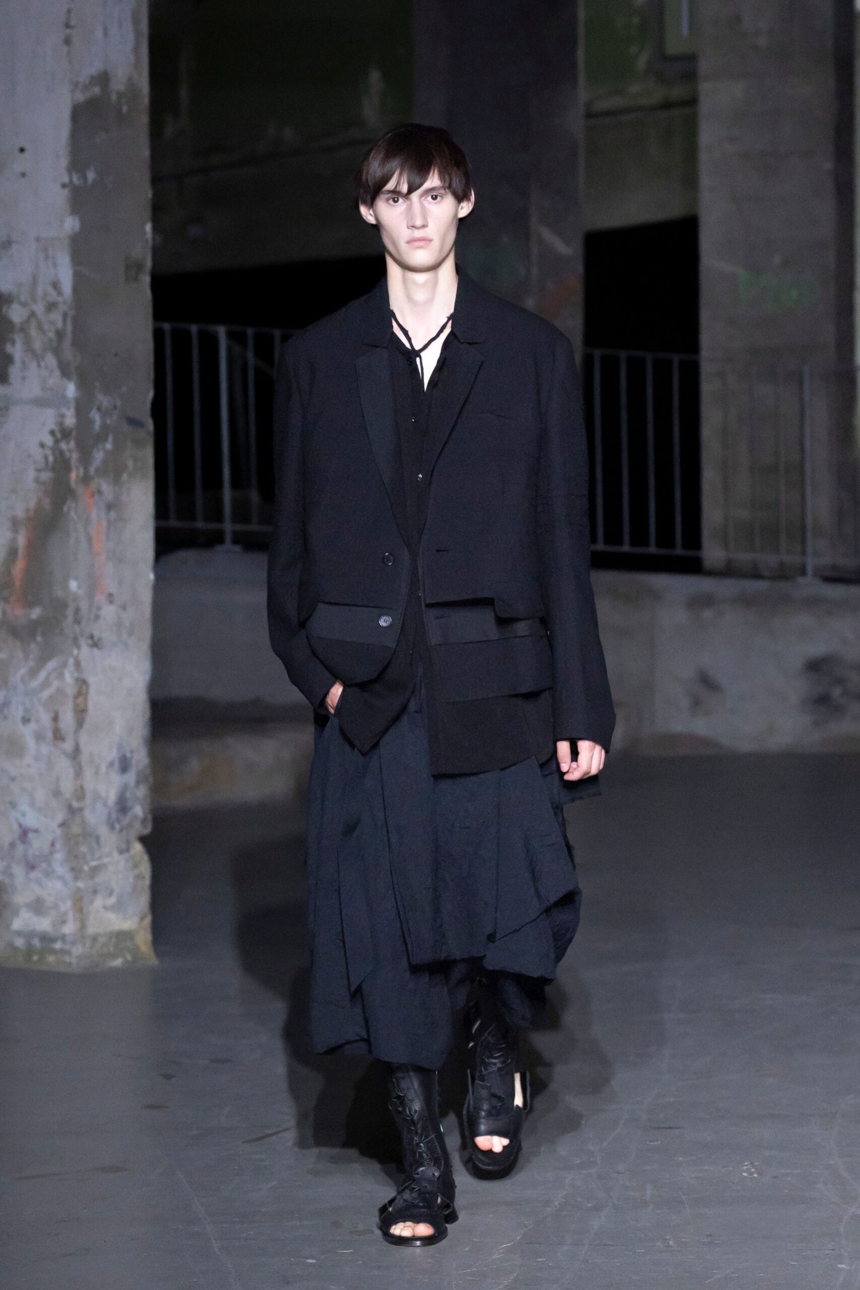 black cotton long-sleeve collared relaxed buttoned blazer