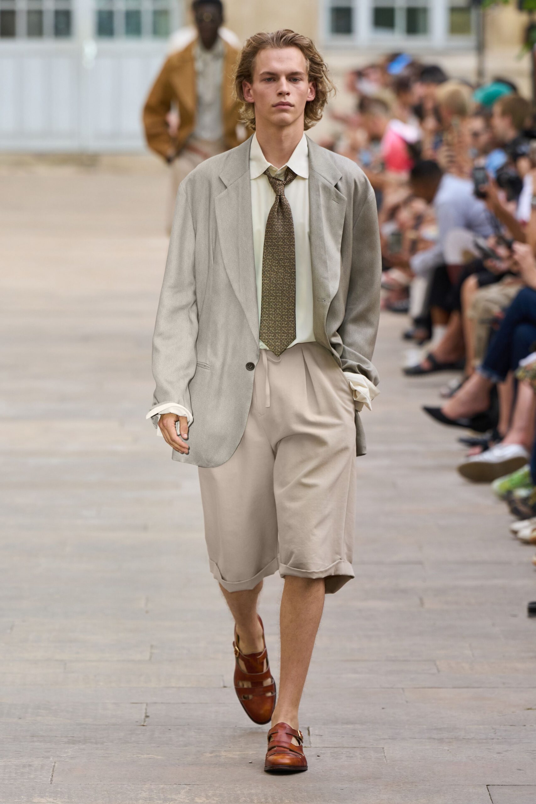 gray cotton long-sleeve collared relaxed buttoned blazer