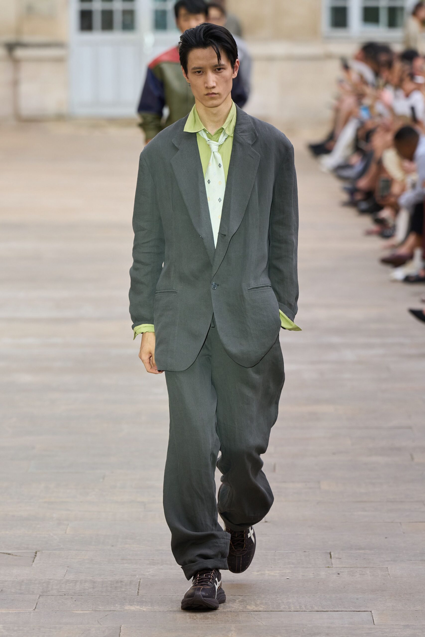 gray cotton long-sleeve collared relaxed buttoned suit
