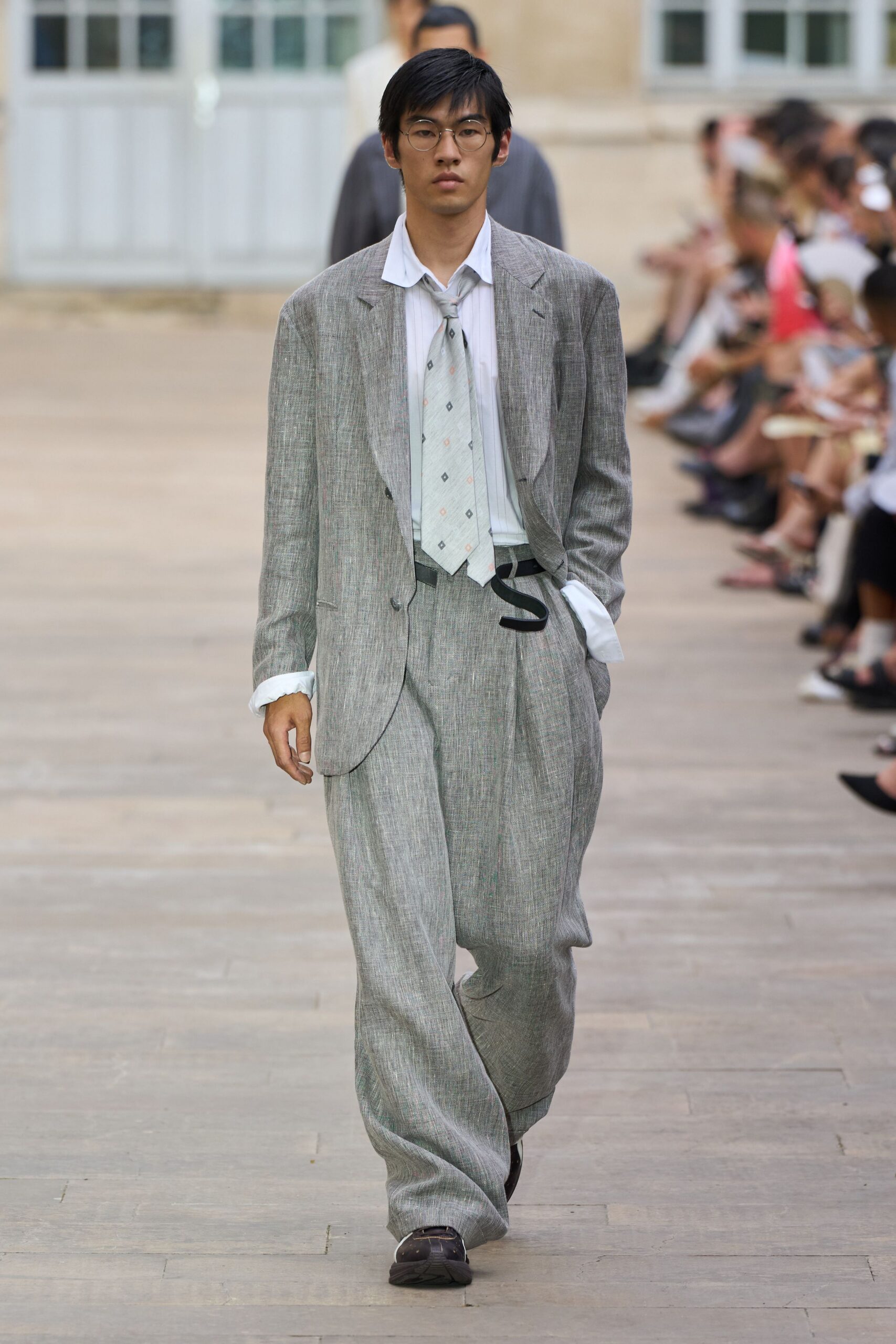 gray cotton long-sleeve collared relaxed buttoned pleated suit