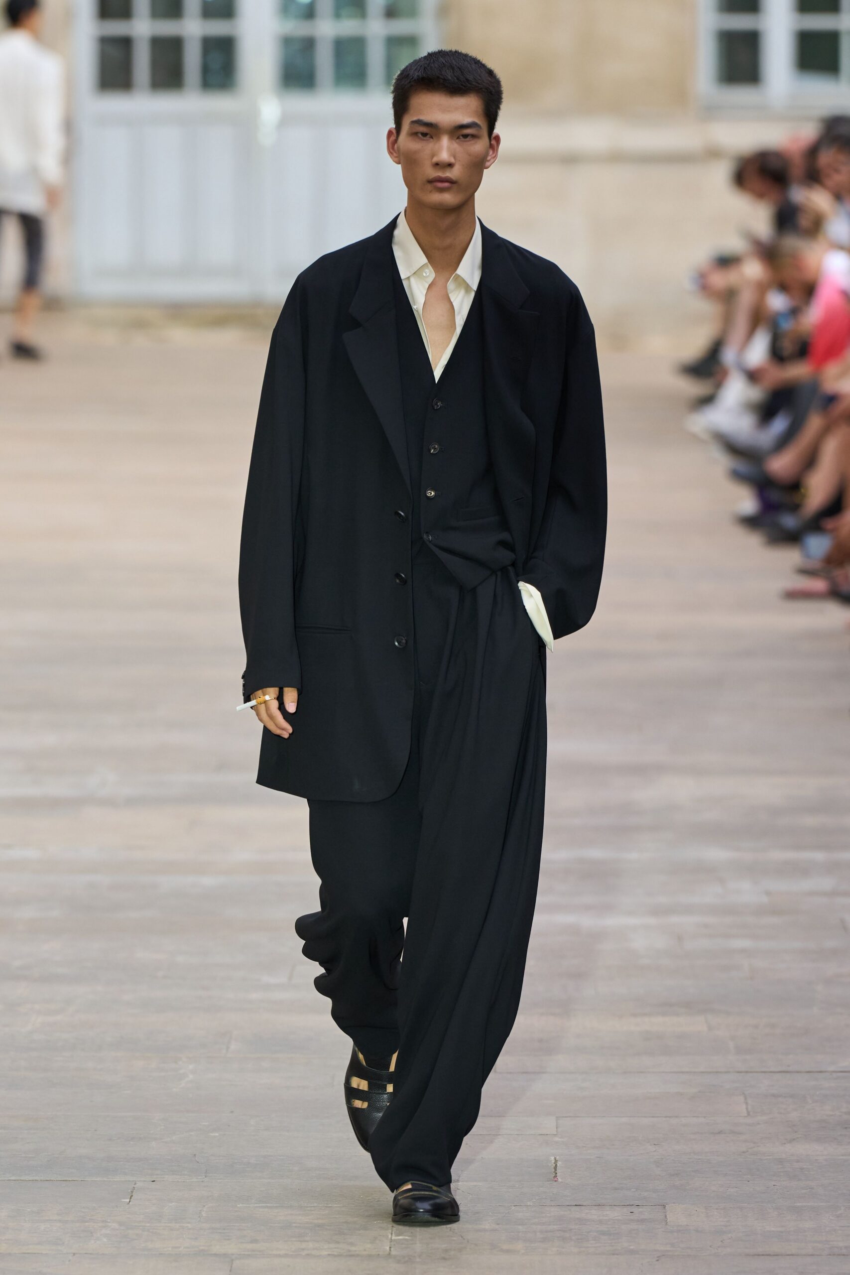 black cotton long-sleeve collared relaxed buttoned suit