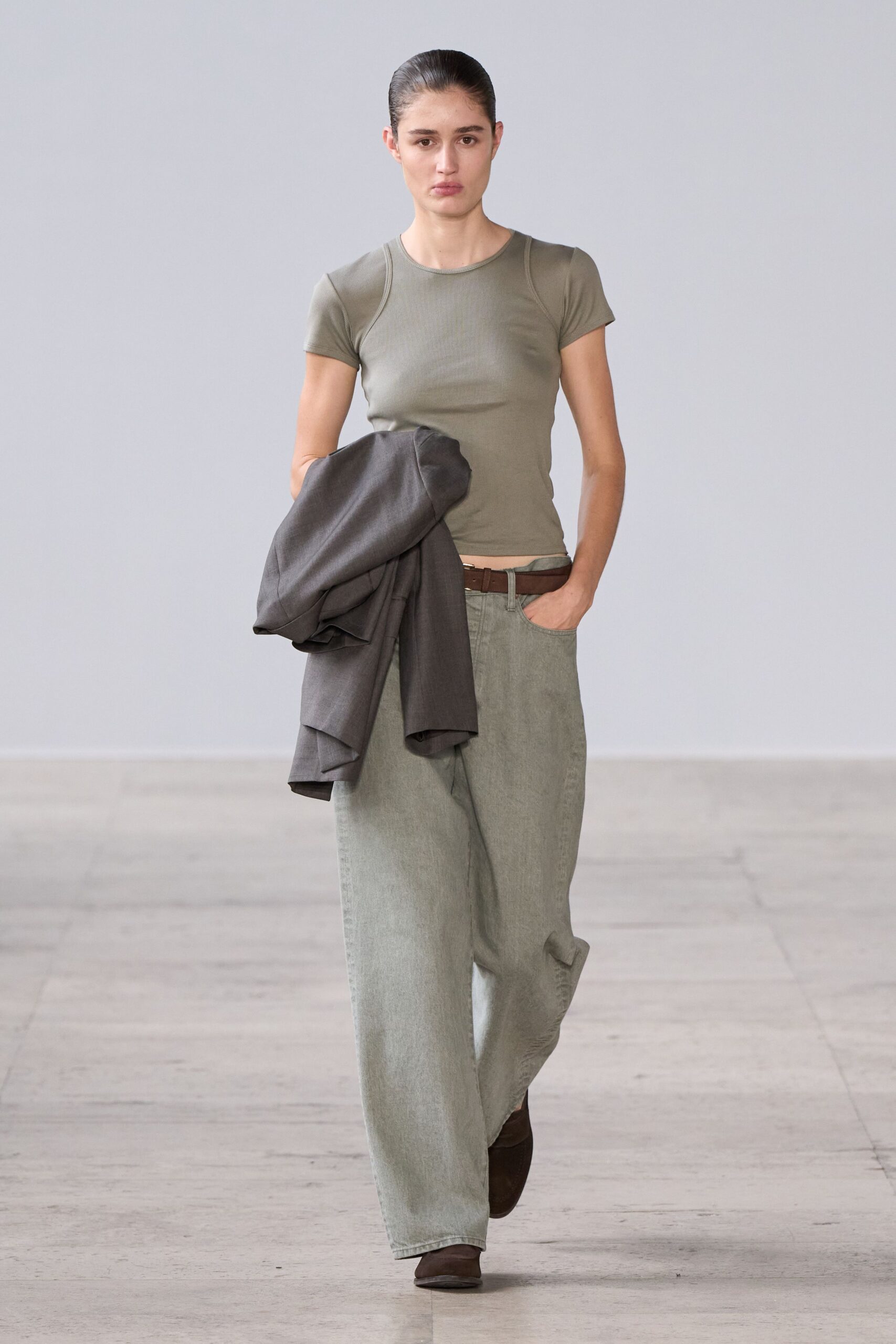 green cotton short-sleeve scoop-neck fitted top