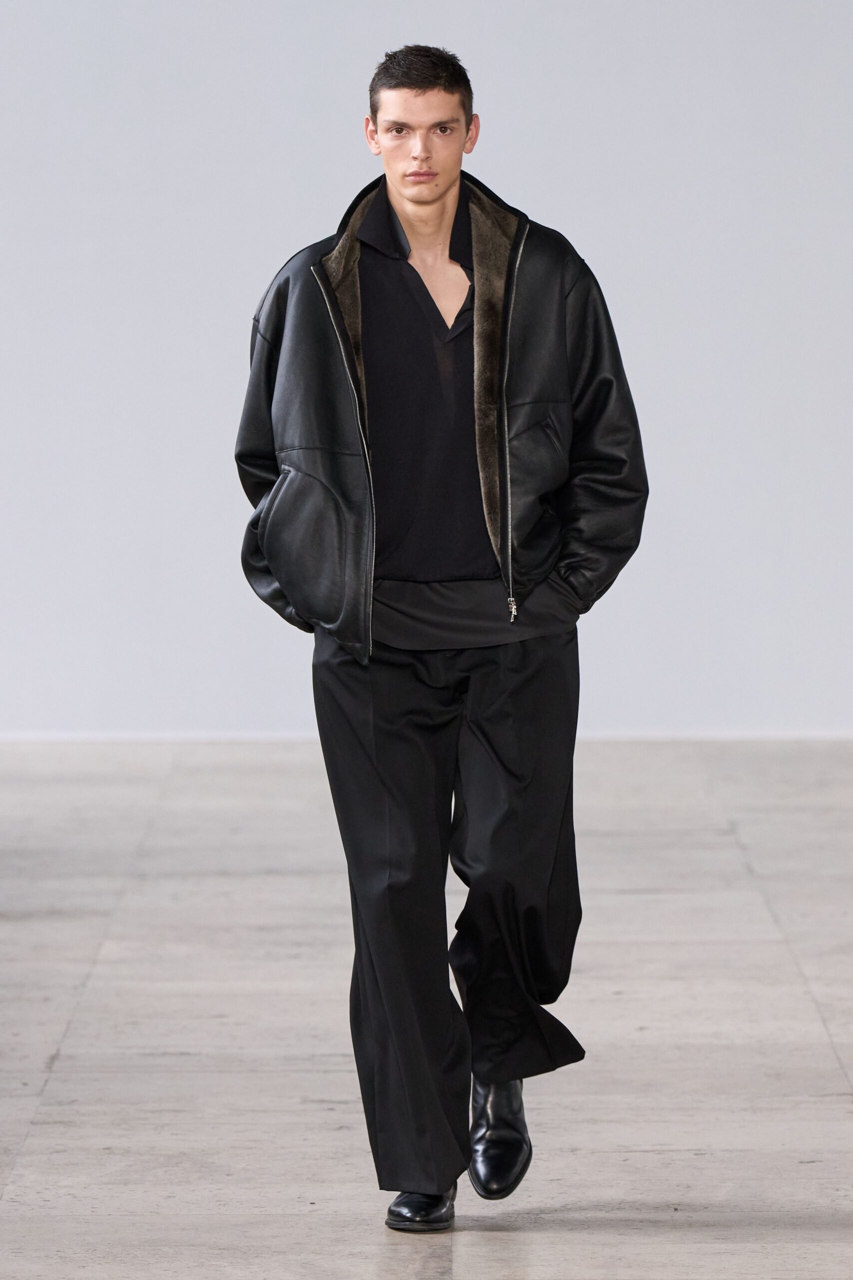 black cotton short-sleeve v-neck fitted shirt
