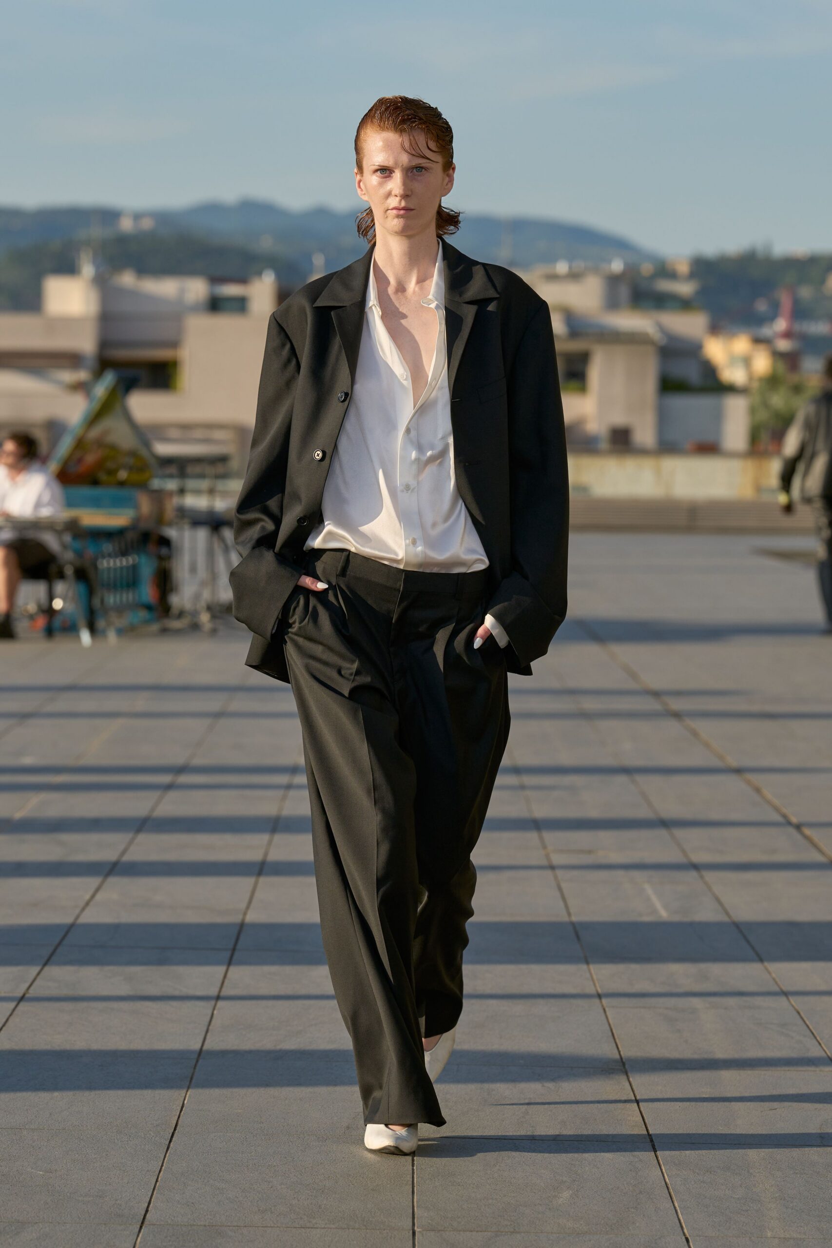 black long-sleeve collared relaxed buttoned blazer