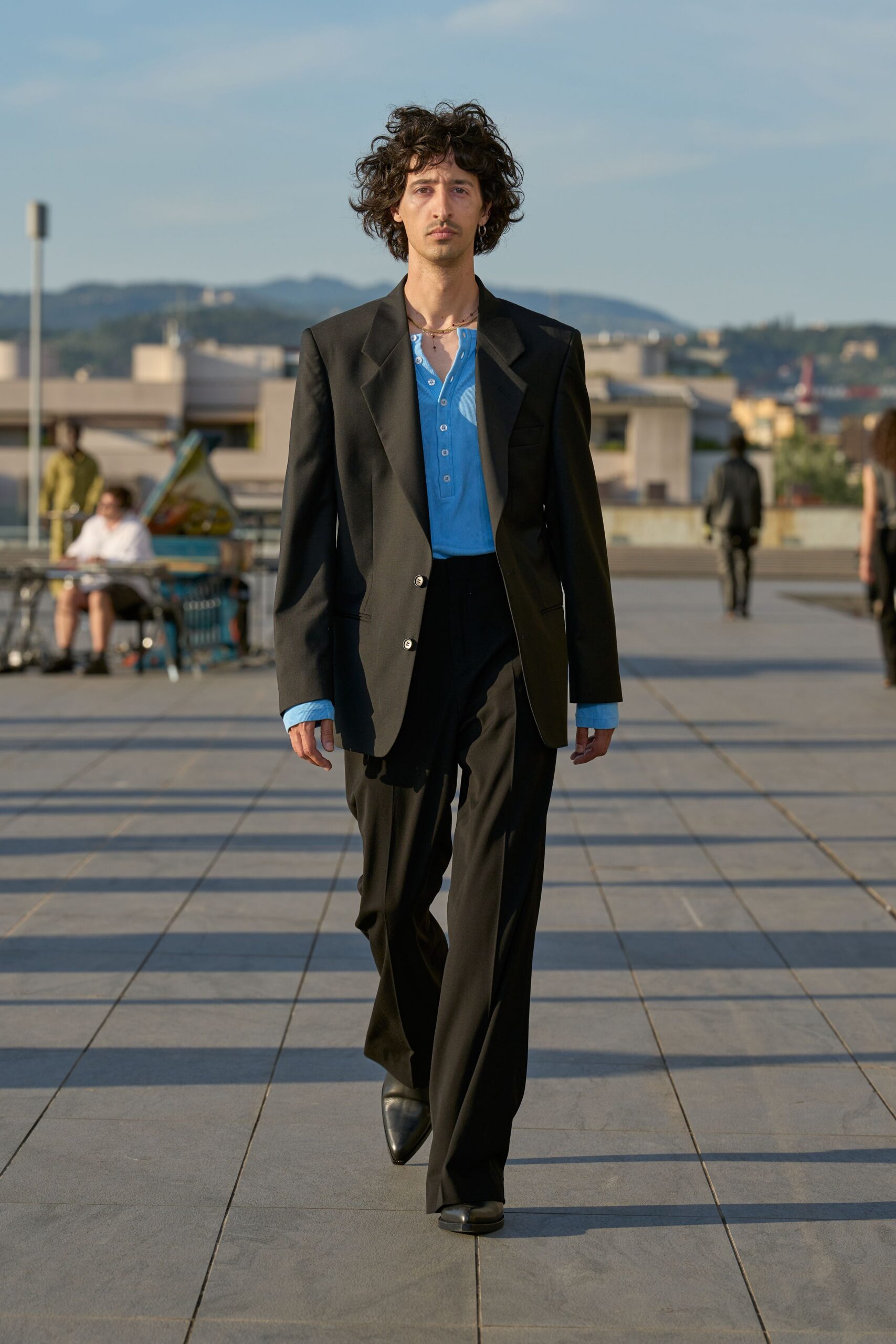 black long-sleeve collared tailored buttoned blazer