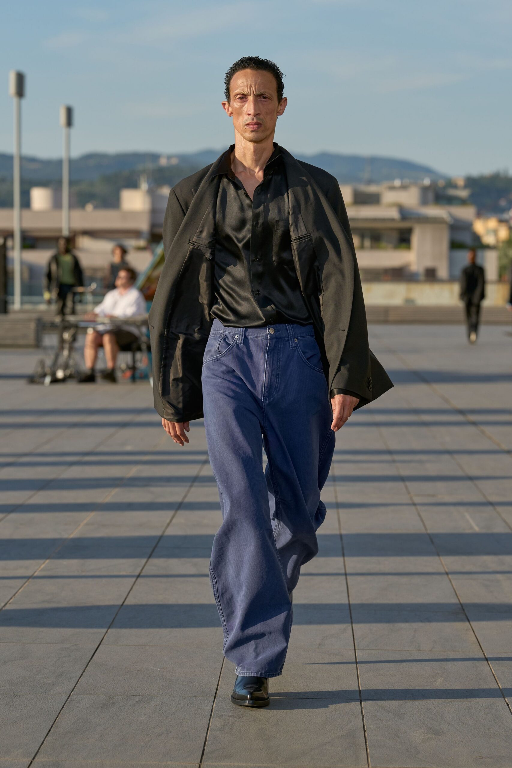 black silk long-sleeve collared fitted shirt