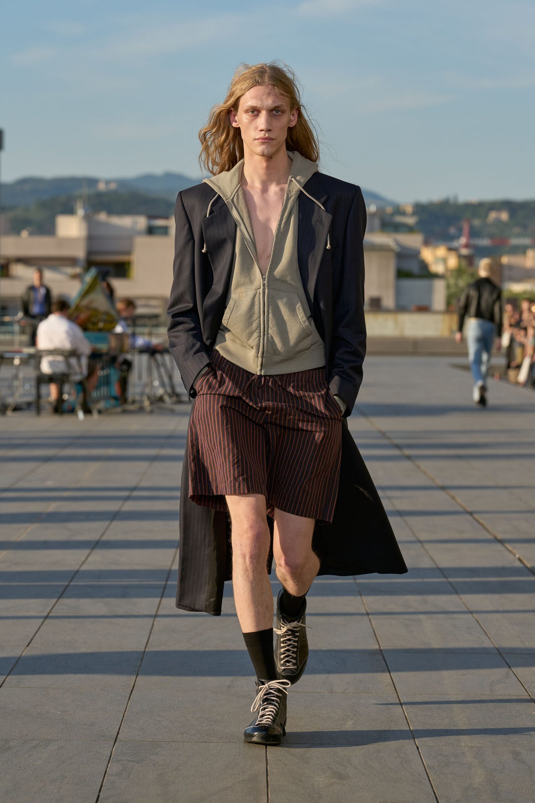 black cotton long-sleeve collared relaxed buttoned coat