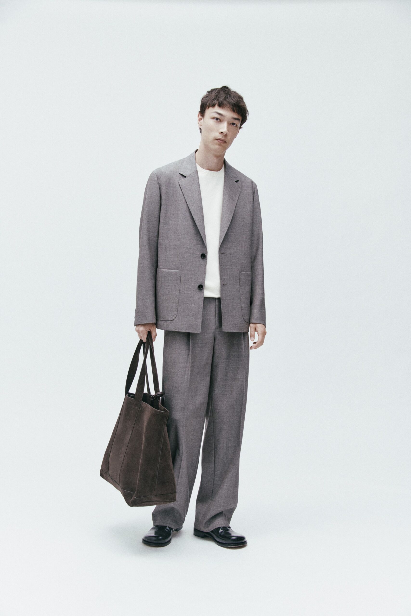 gray cotton long-sleeve collared relaxed buttoned suit