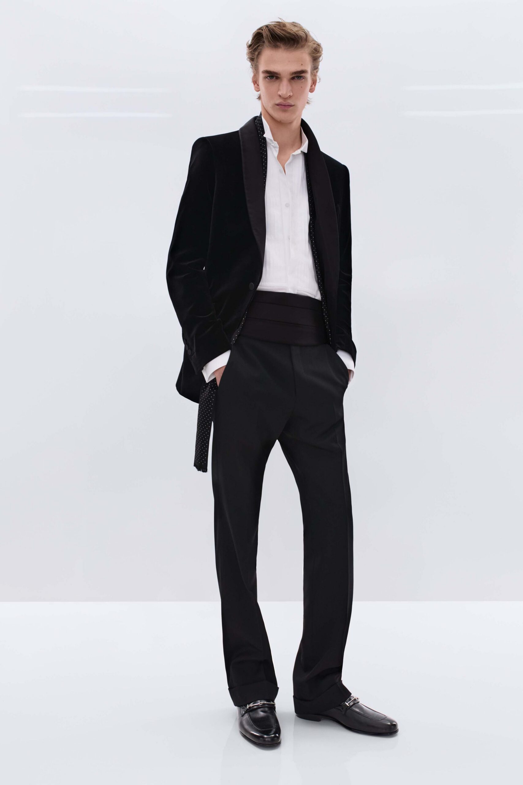 black velvet long-sleeve collared tailored blazer