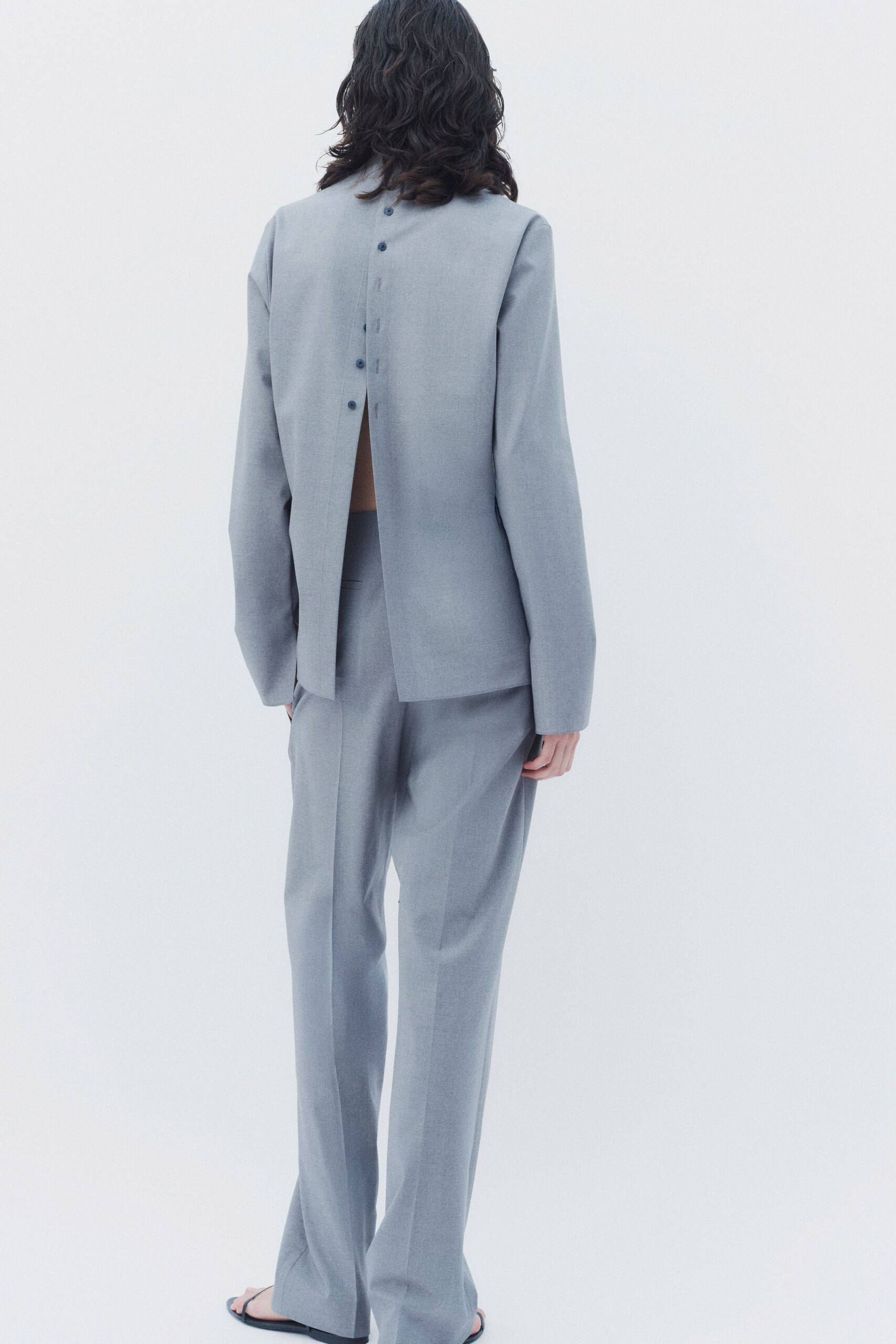 gray cotton long-sleeve collared structured buttoned blazer