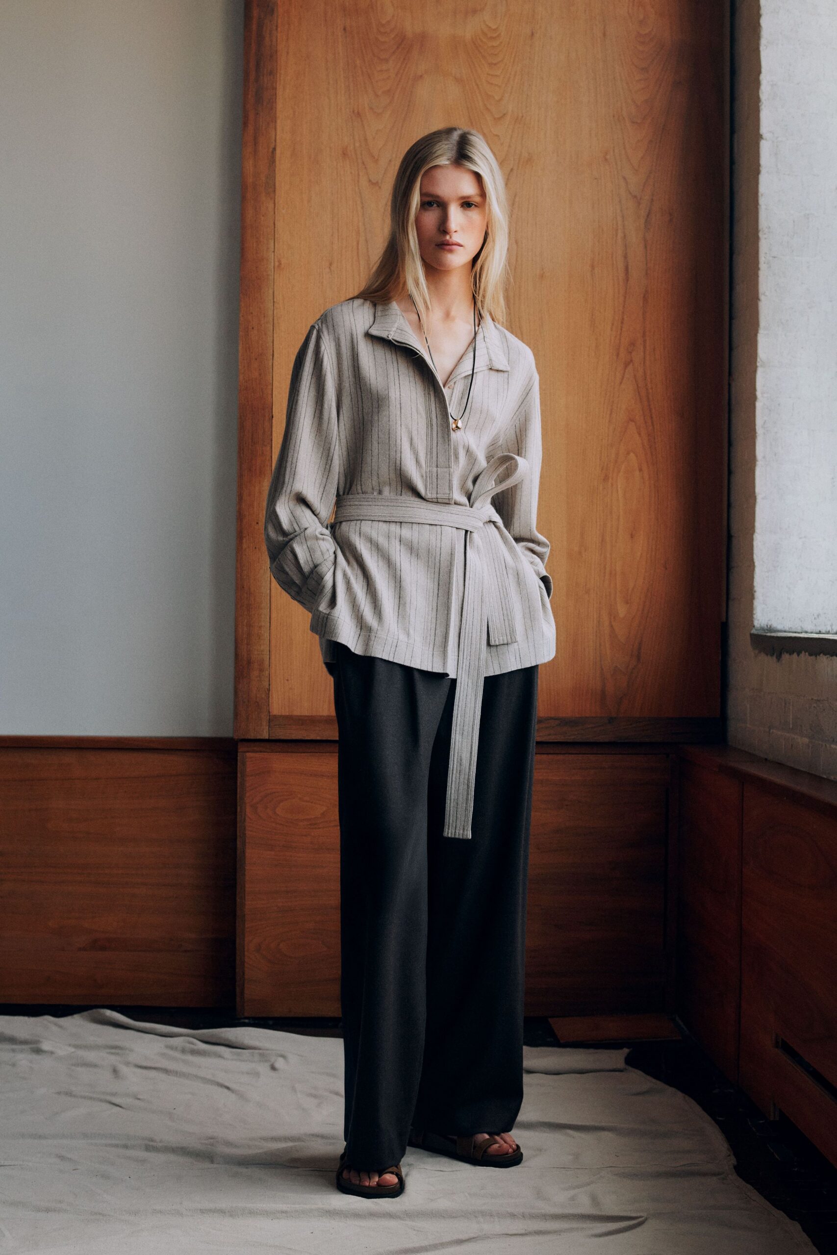 gray cotton long-sleeve collared relaxed buttoned pleated shirt