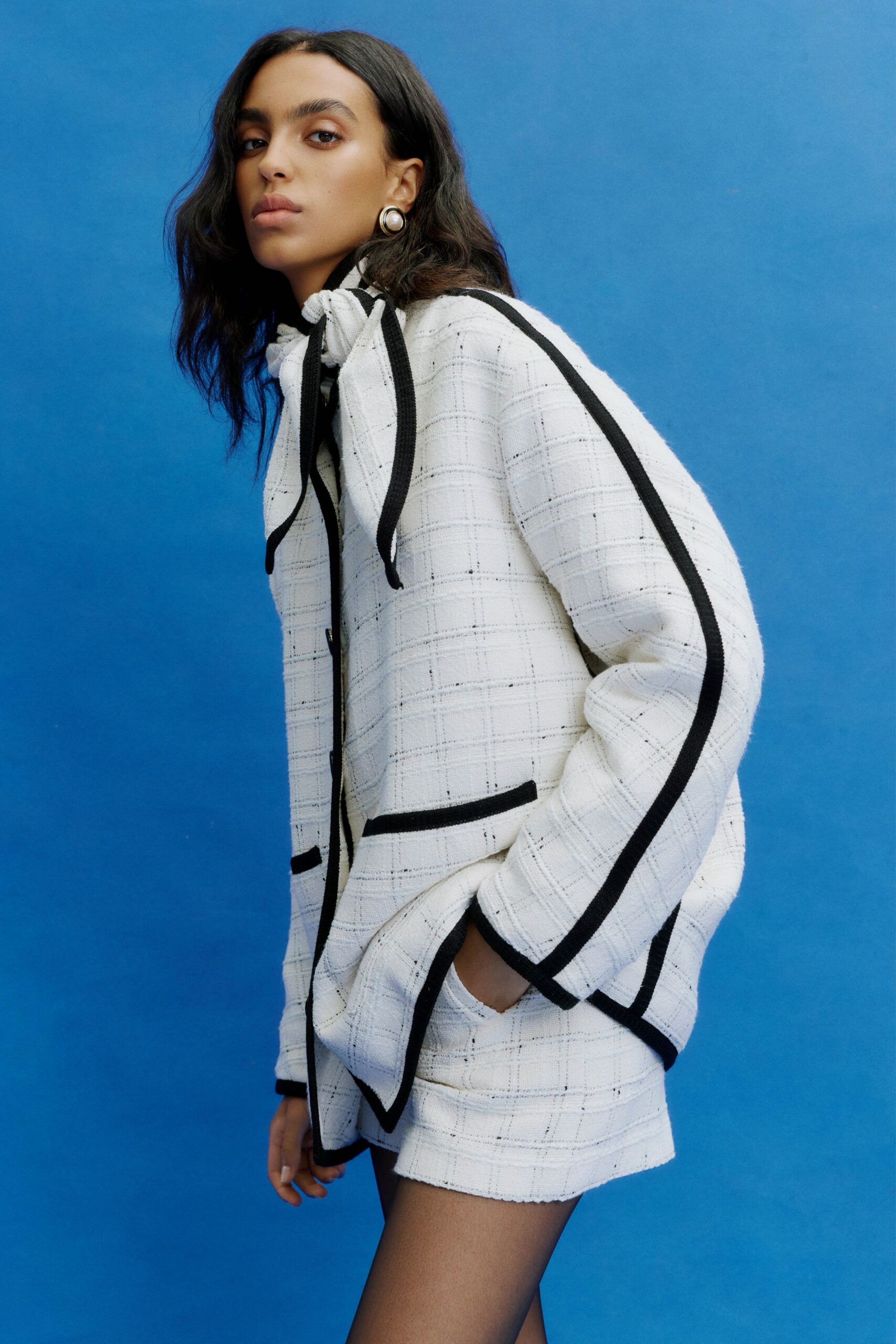 white cotton long-sleeve collared relaxed buttoned pockets jacket