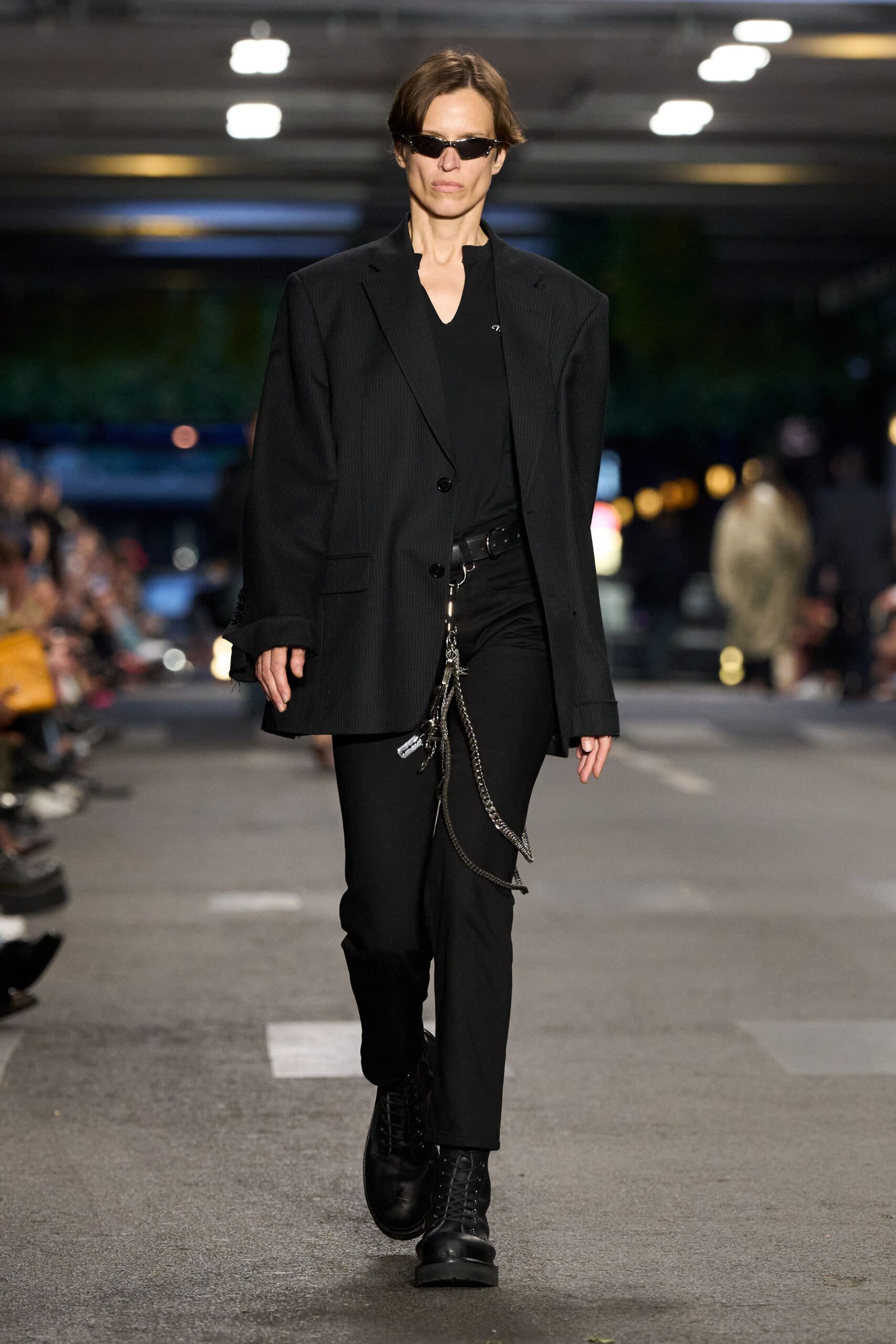 black oversized blazer with t-shirt