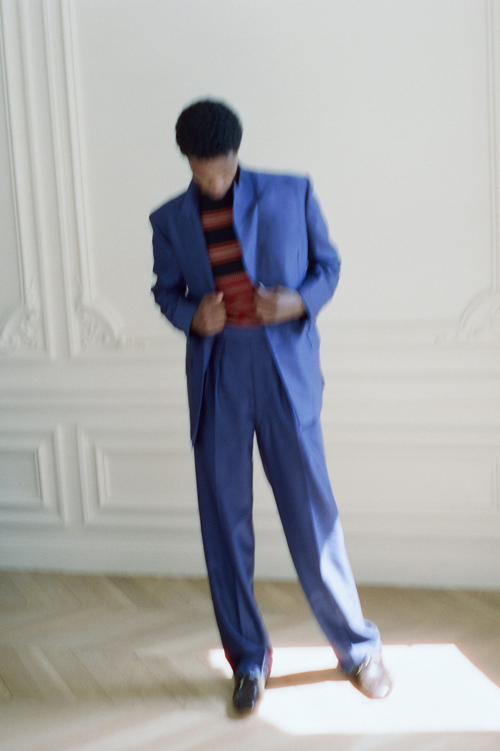 blue long-sleeve collared tailored suit