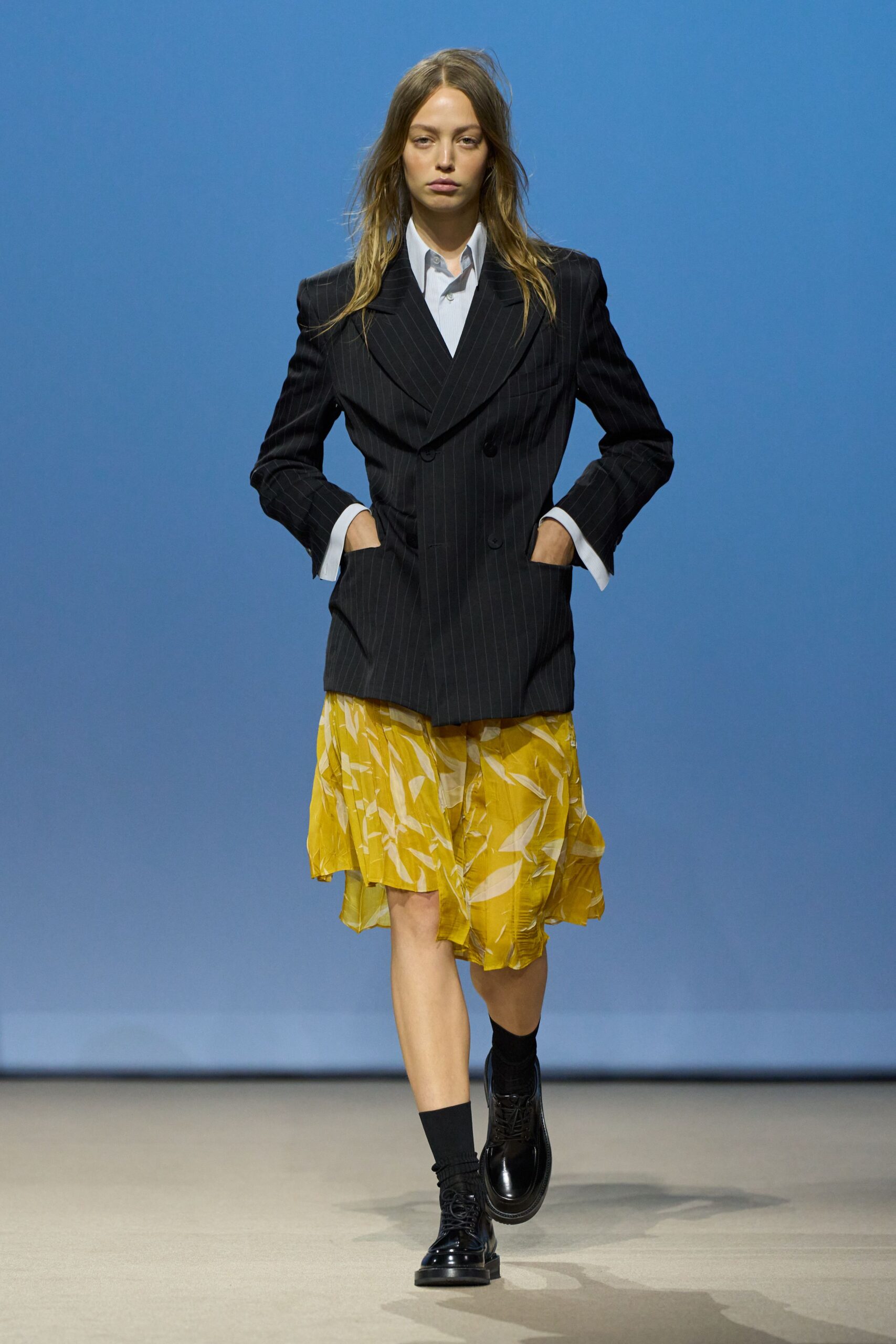 black wool long-sleeve collared tailored striped blazer