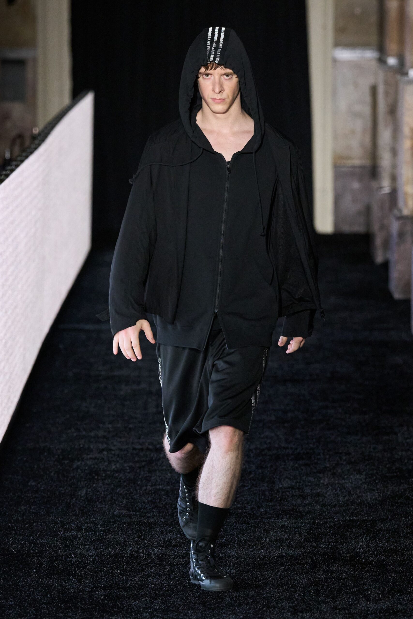 black cotton short-sleeve v-neck fitted t-shirt