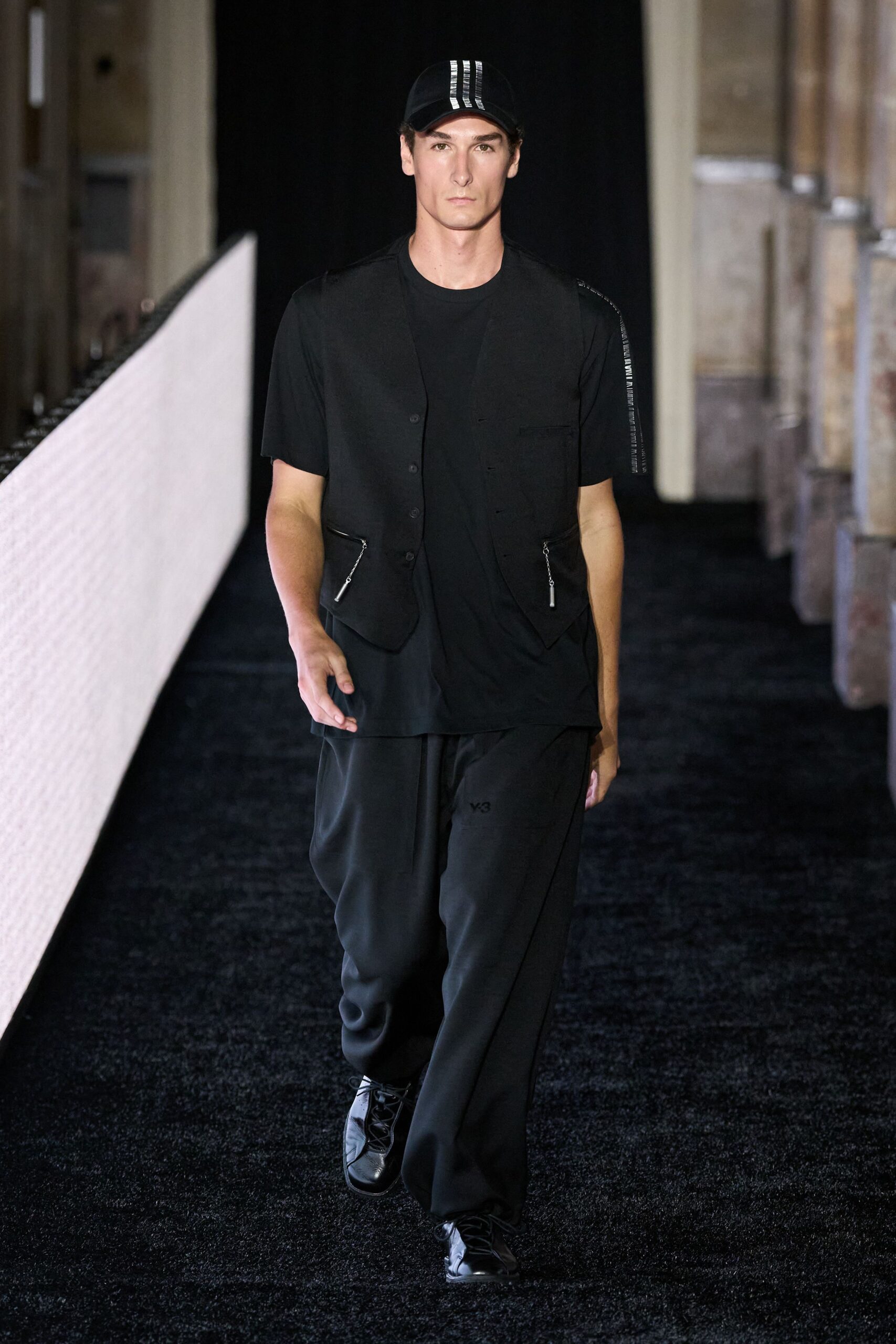 black cotton short-sleeve collared relaxed t-shirt