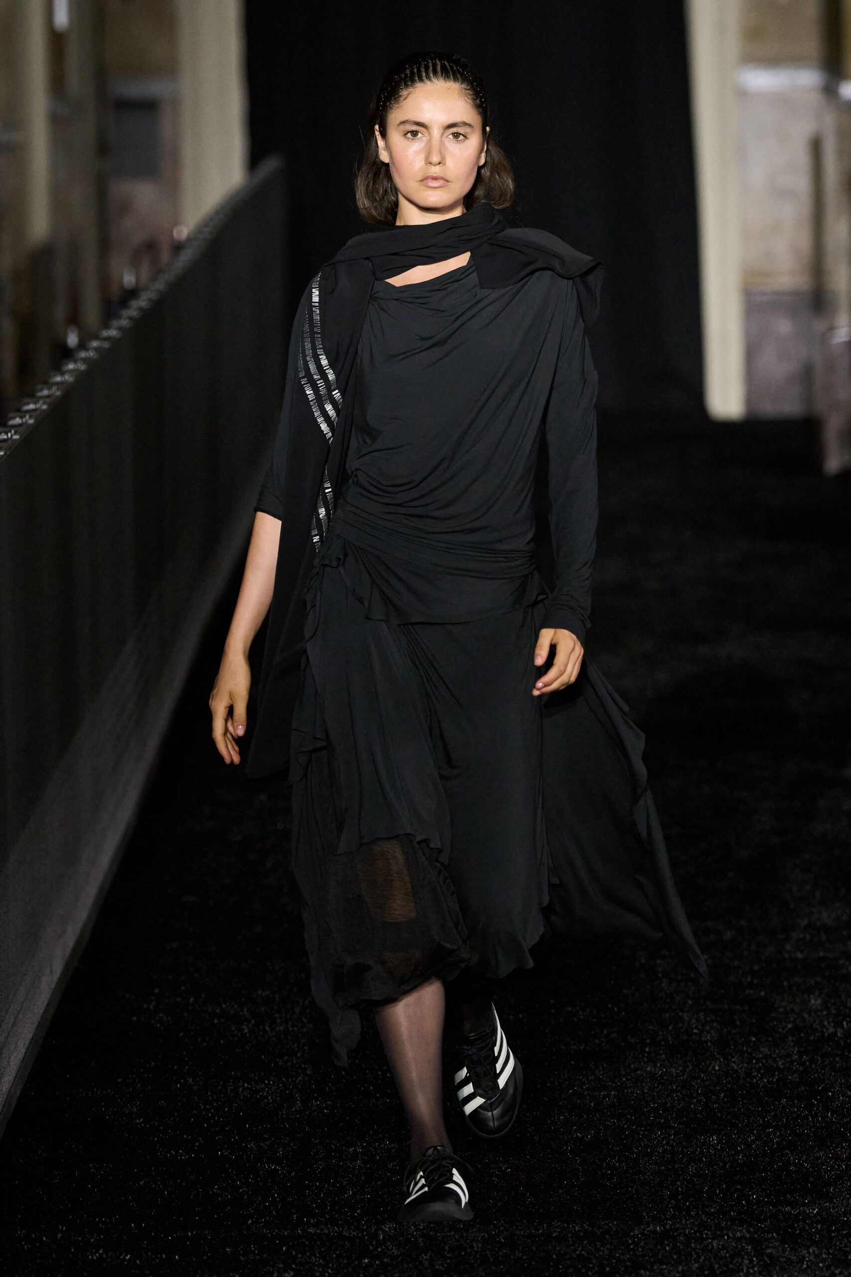 black relaxed midi dress with shoes