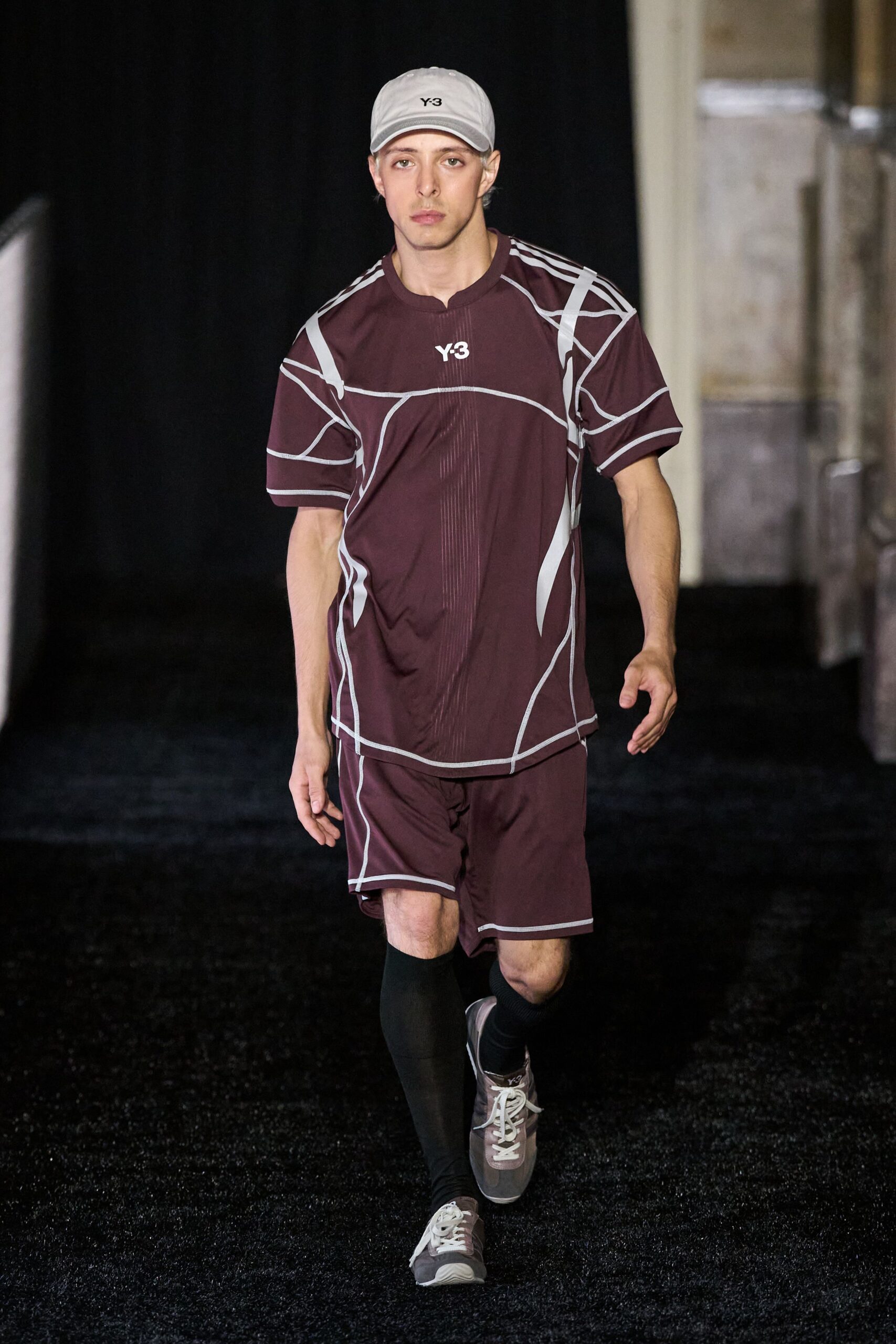 maroon fitted zippered short shorts