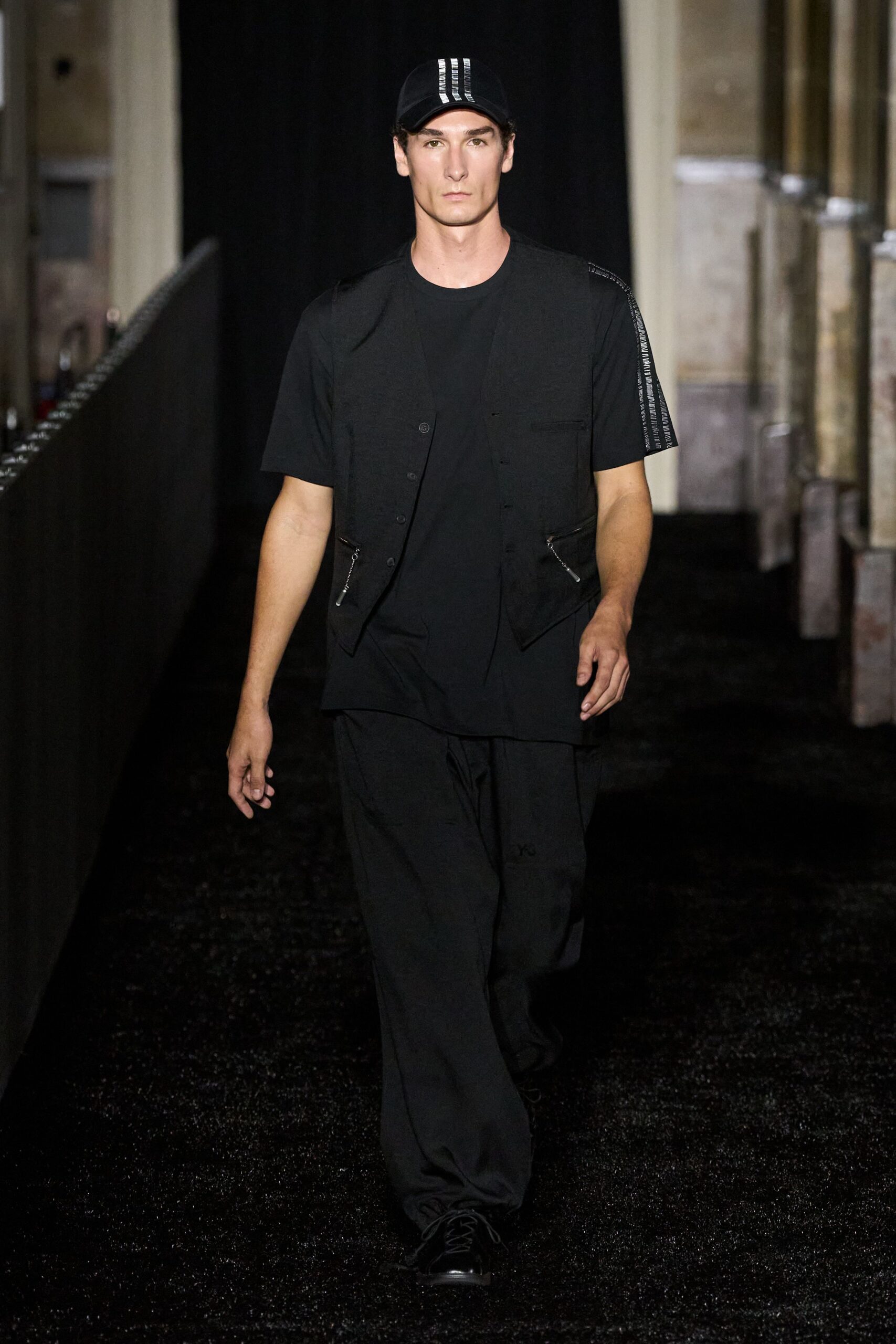 black cotton short-sleeve relaxed t-shirt