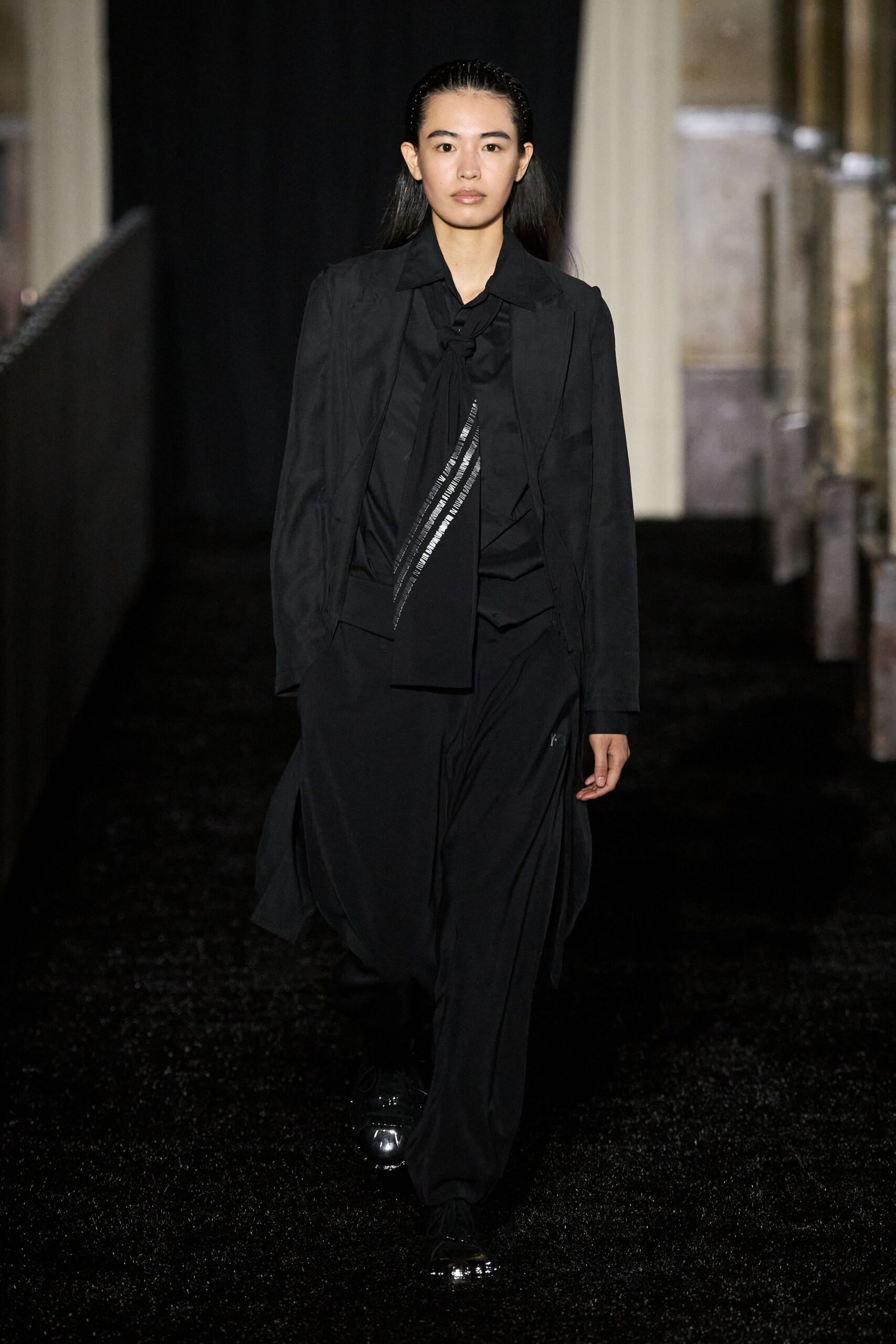 black cotton long-sleeve collared fitted shirt