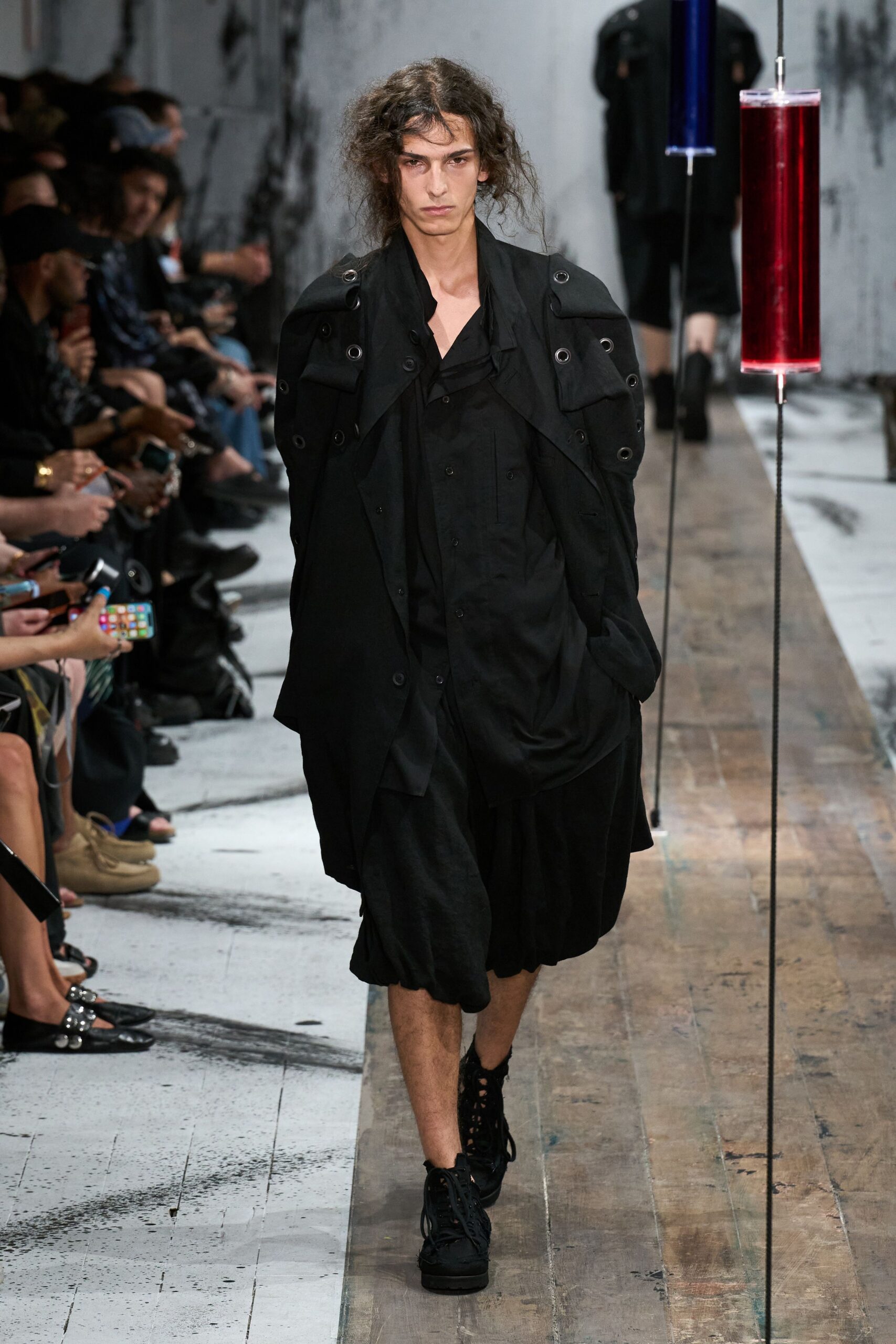 black cotton long-sleeve collared relaxed buttoned coat