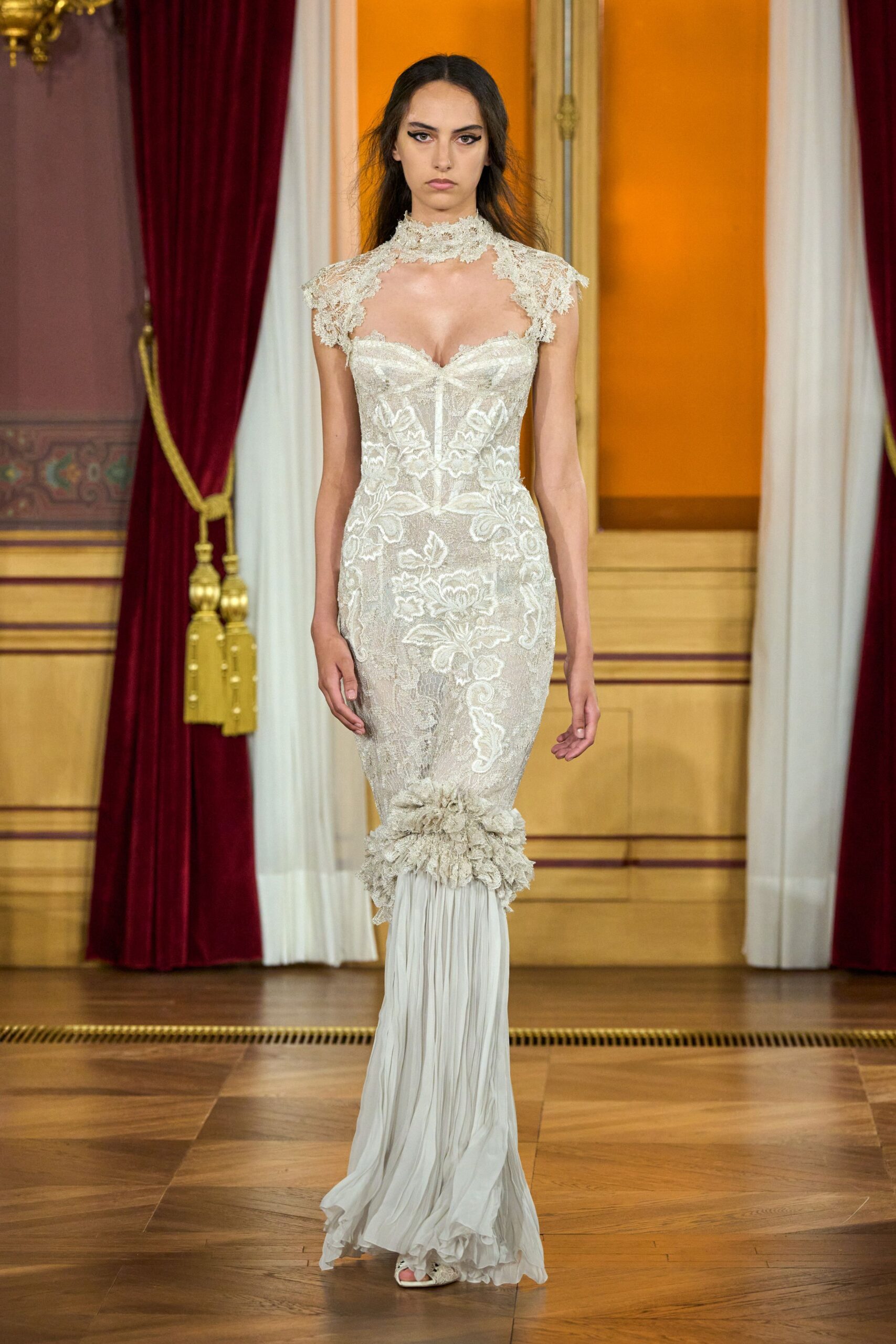 ivory lace sleeveless gown