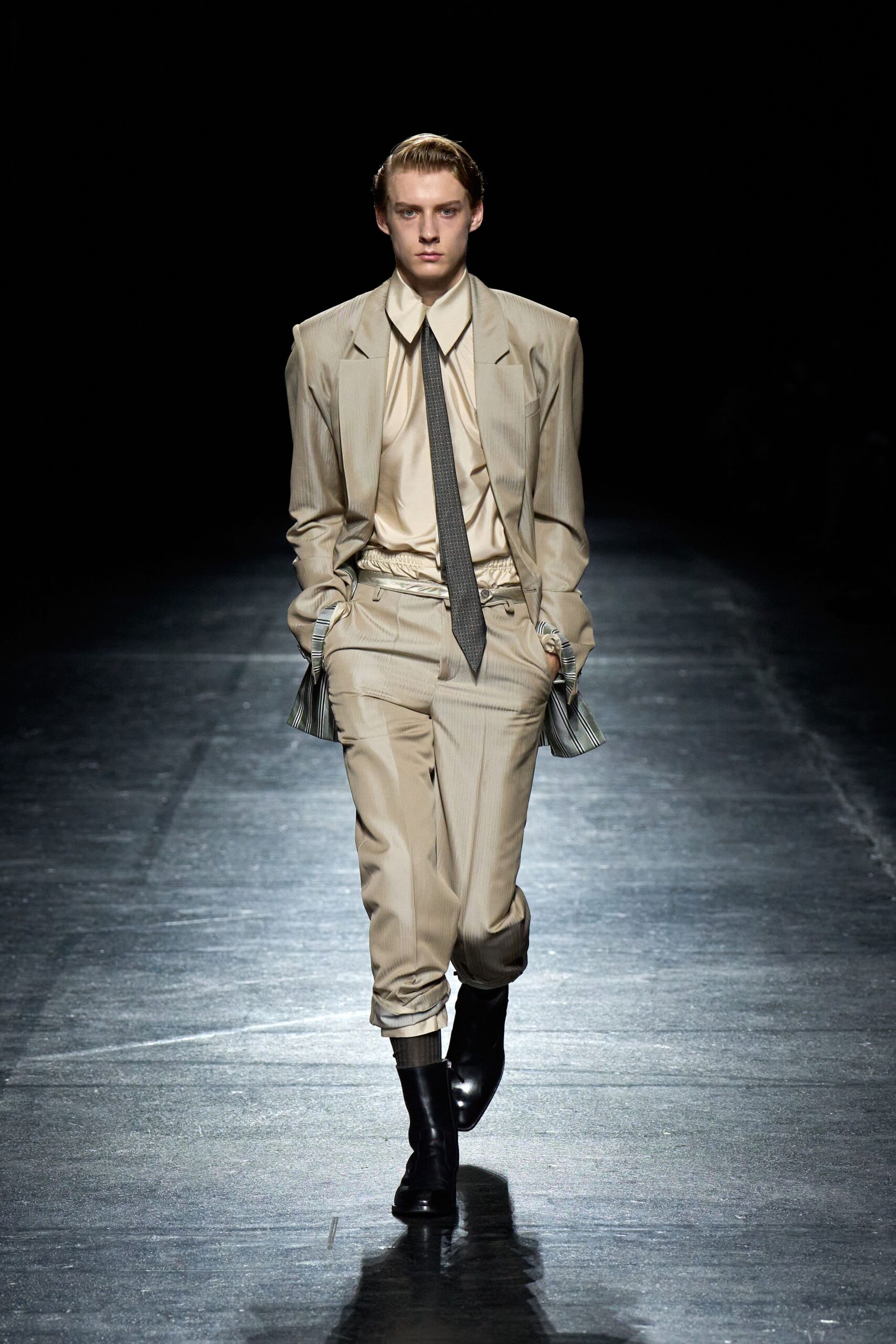 beige cotton long-sleeve collared tailored buttoned pleated suit