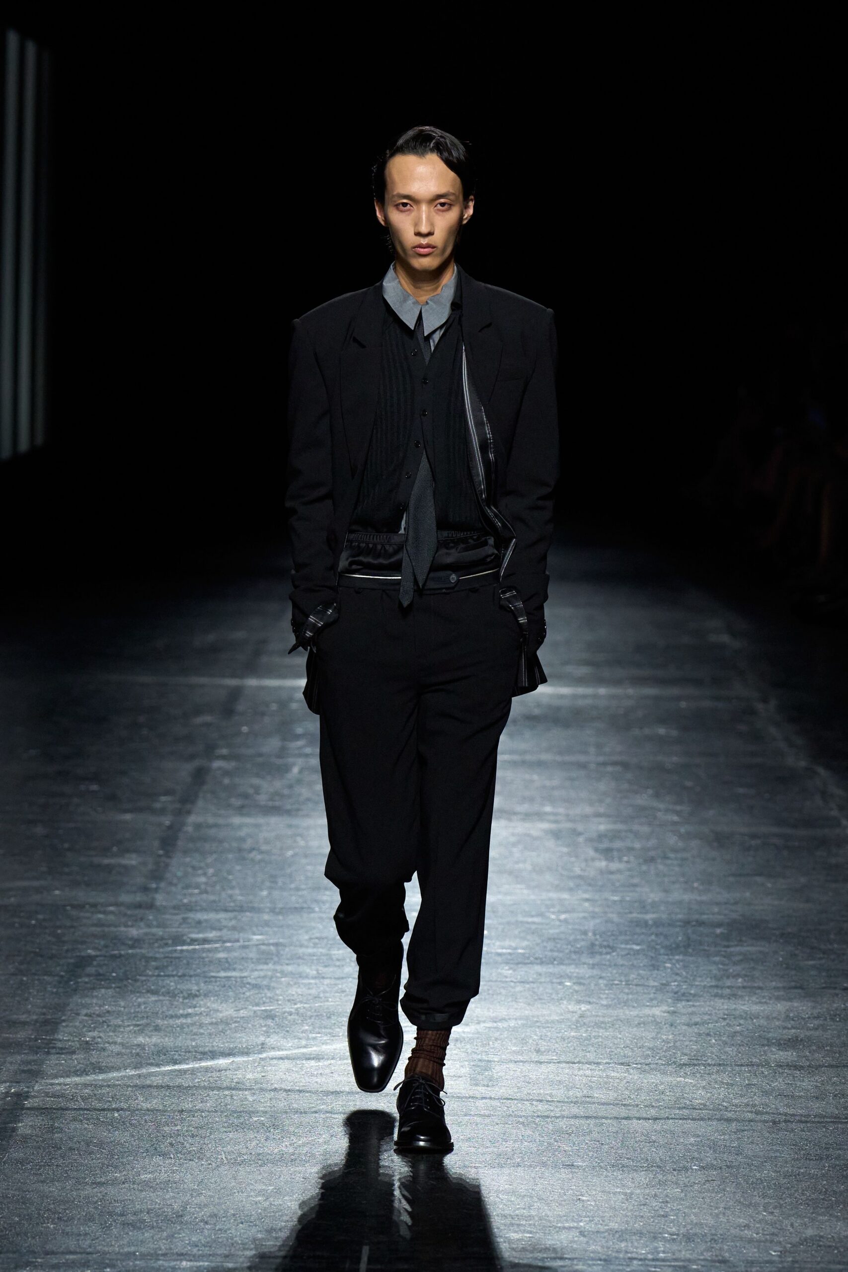 black wool long-sleeve collared tailored buttoned suit