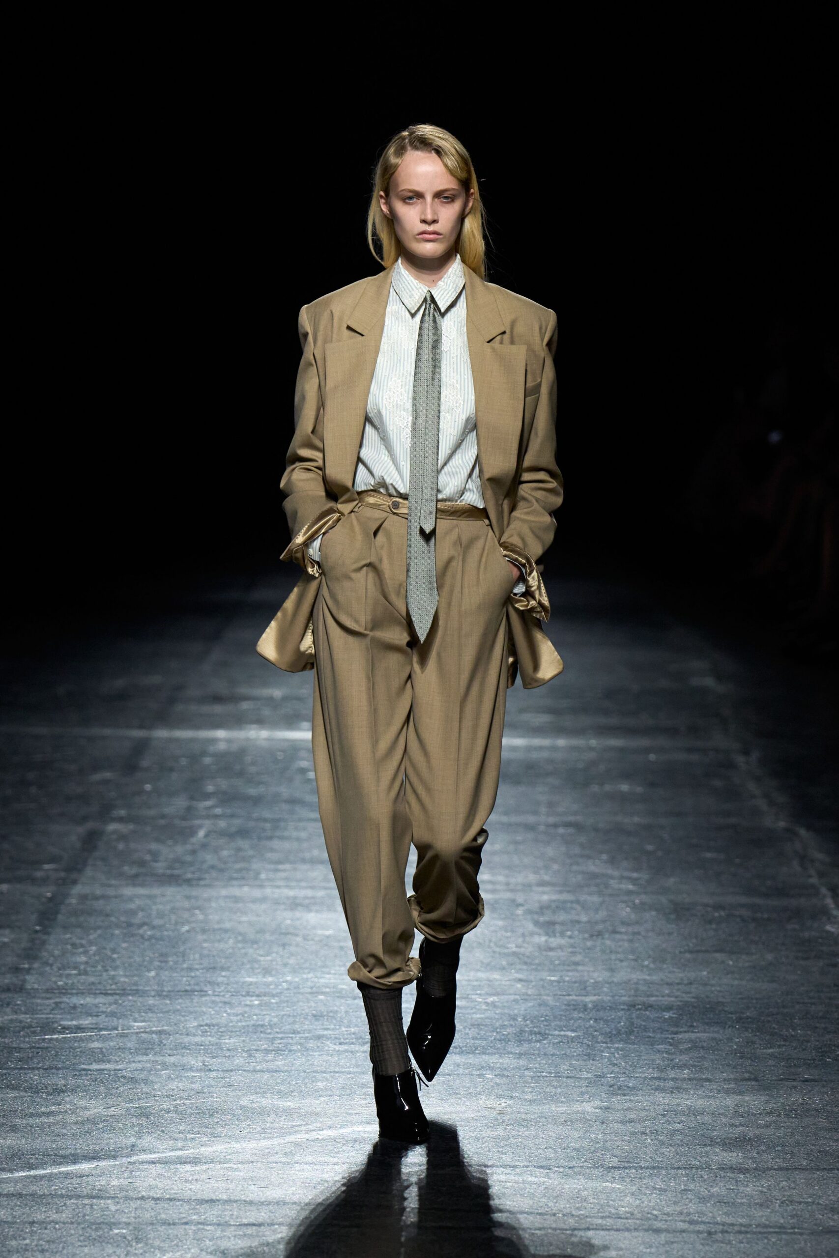 beige wool long-sleeve collared tailored buttoned pleated suit