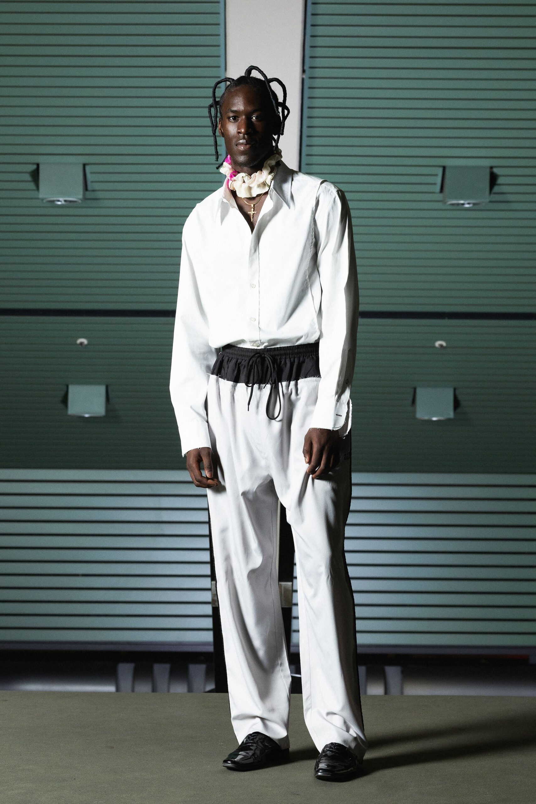 white cotton relaxed zippered pants