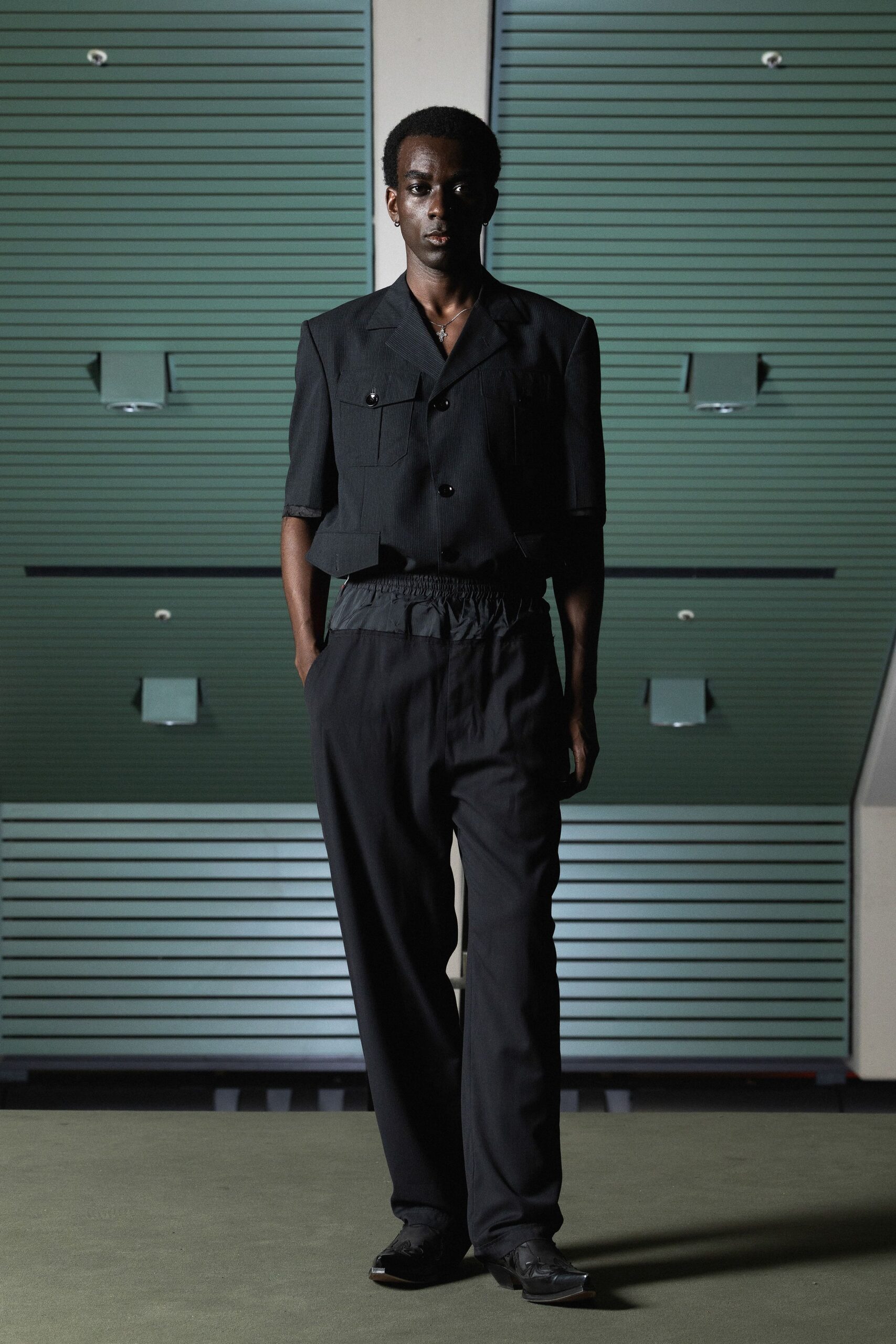 black cotton short-sleeve collared relaxed buttoned shirt