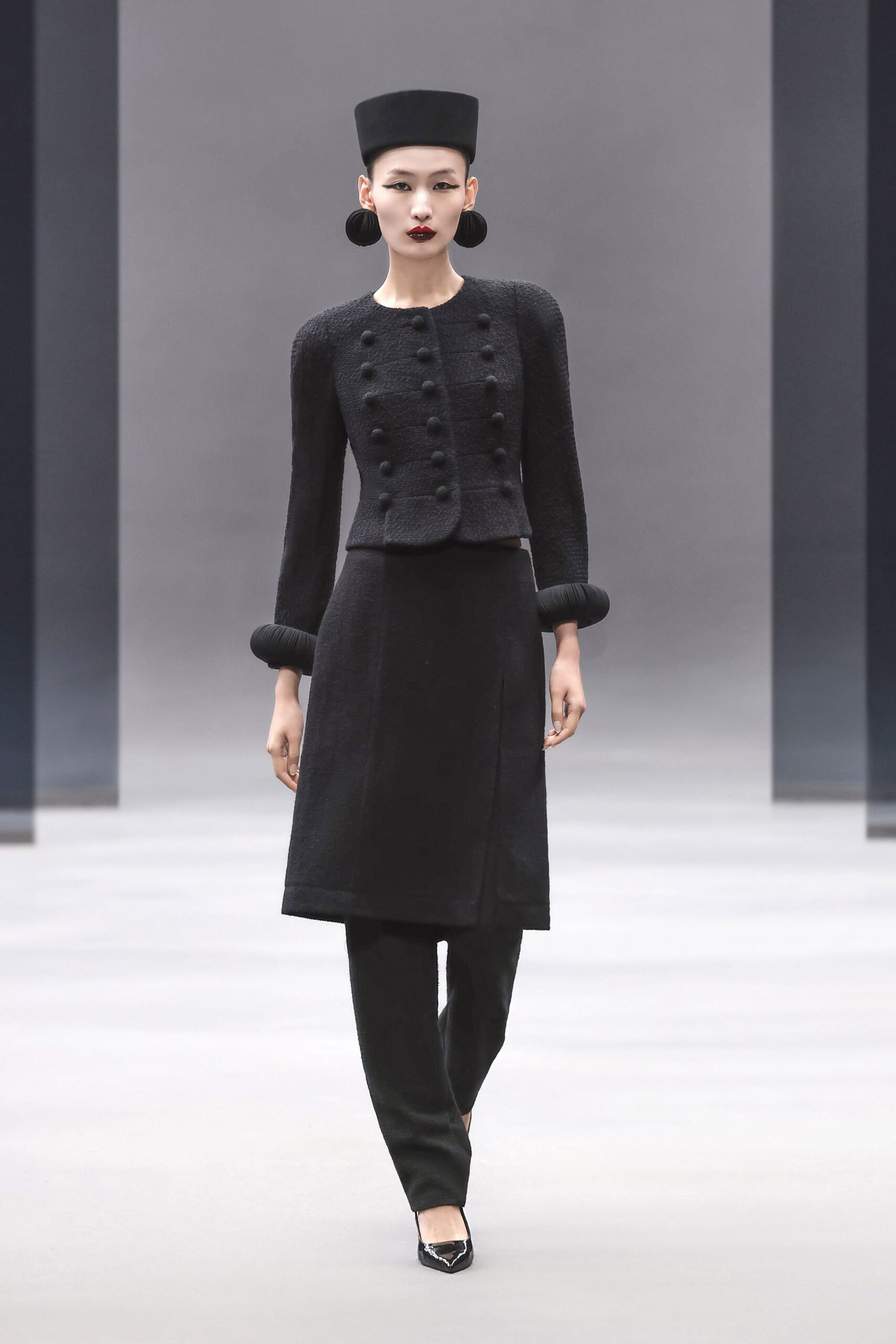 black tweed long-sleeve collared structured buttoned pleated jacket