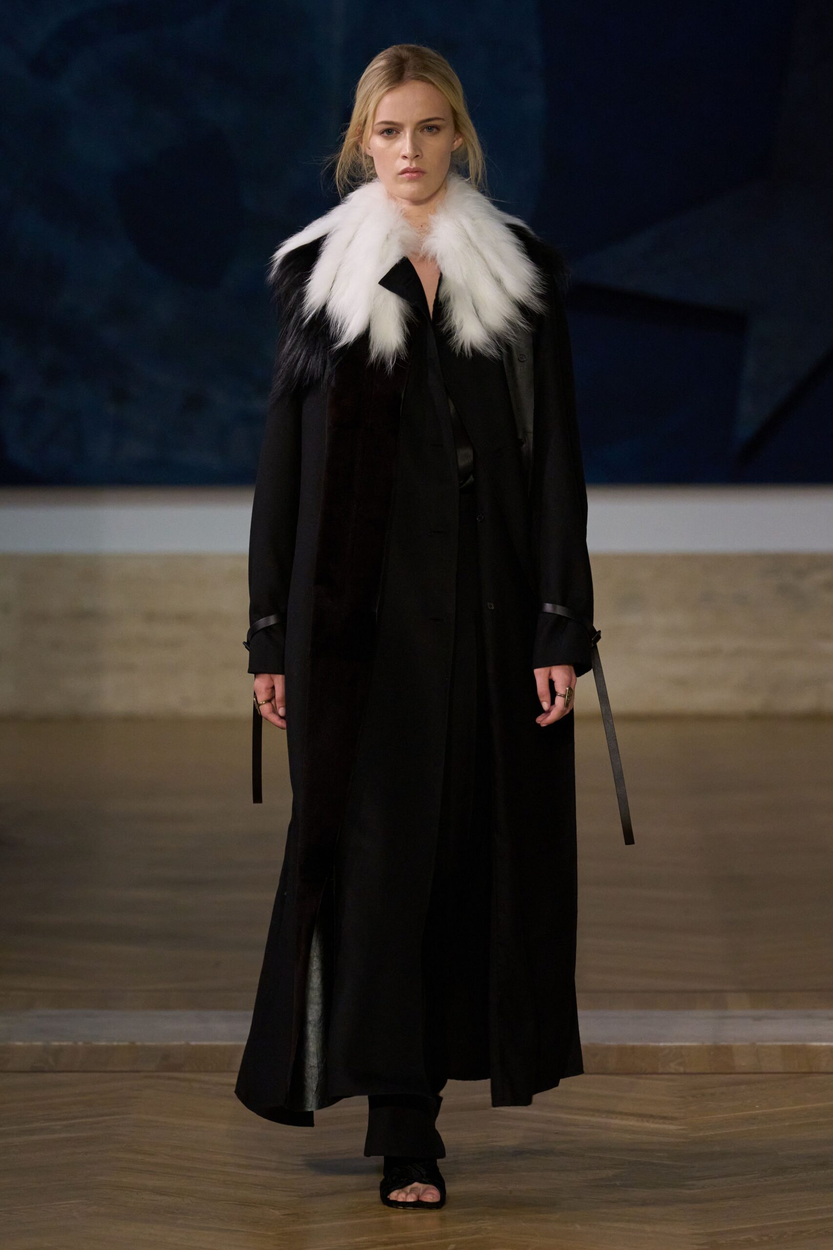 black fur long-sleeve collared fitted layered coat