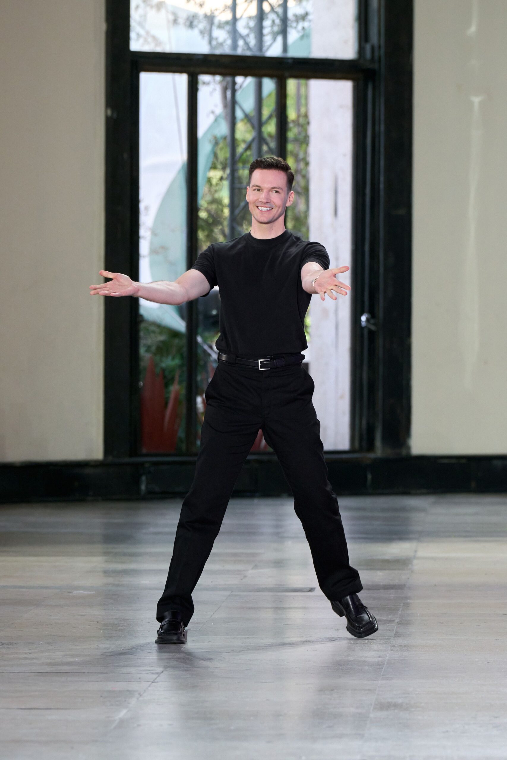 black cotton short-sleeve collared fitted t-shirt