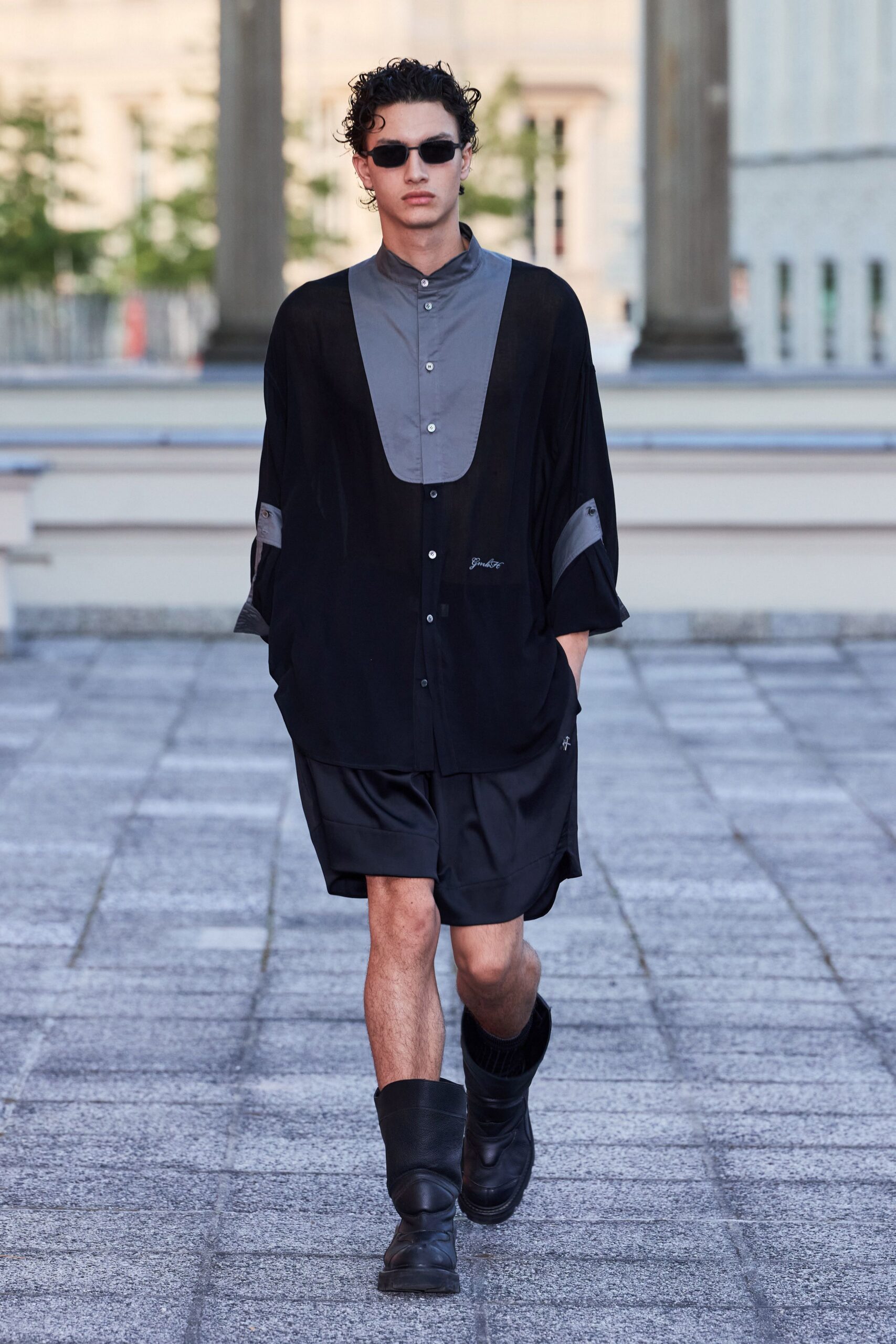 black cotton long-sleeve collared relaxed buttoned shirt