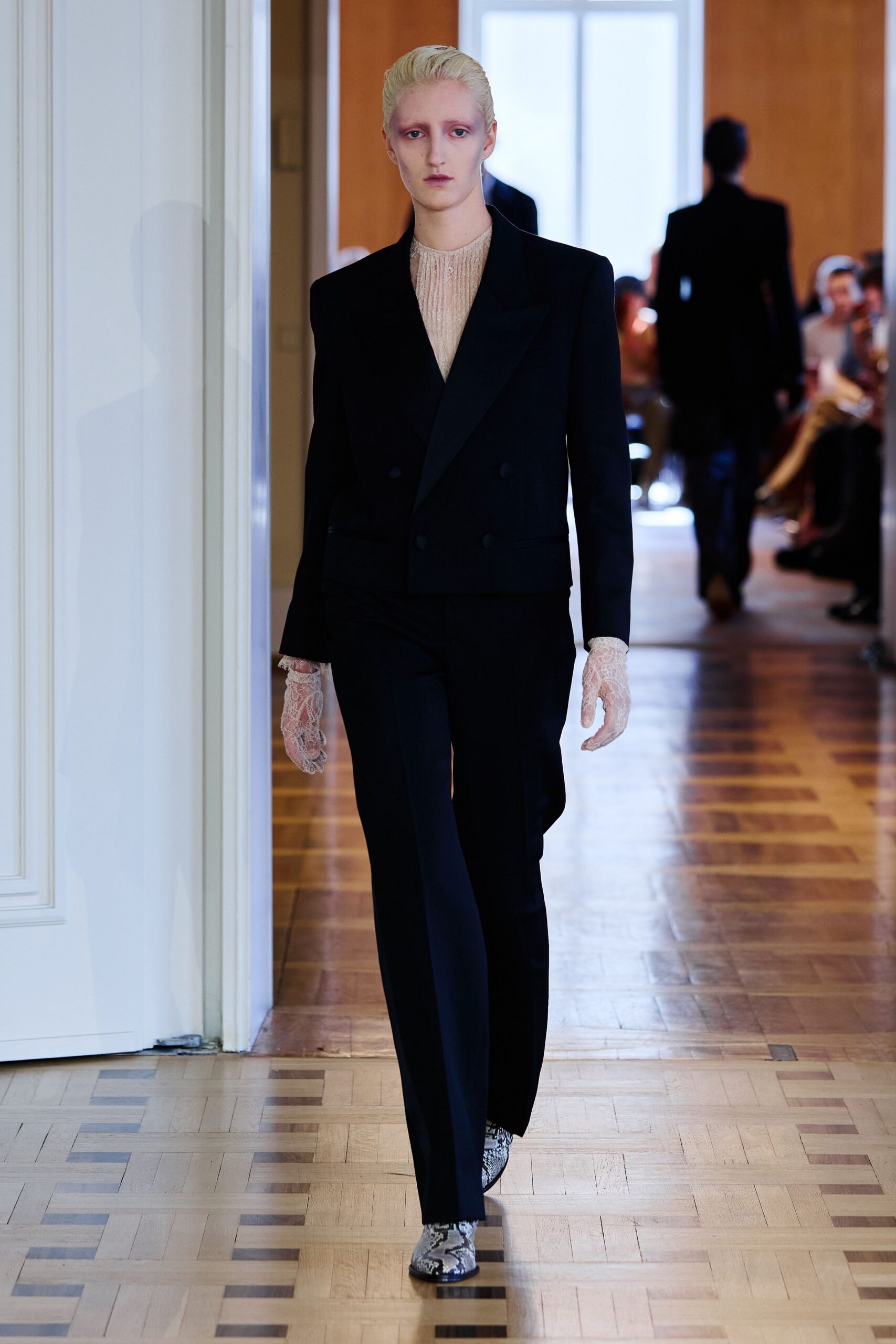 black wool long-sleeve collared tailored suit