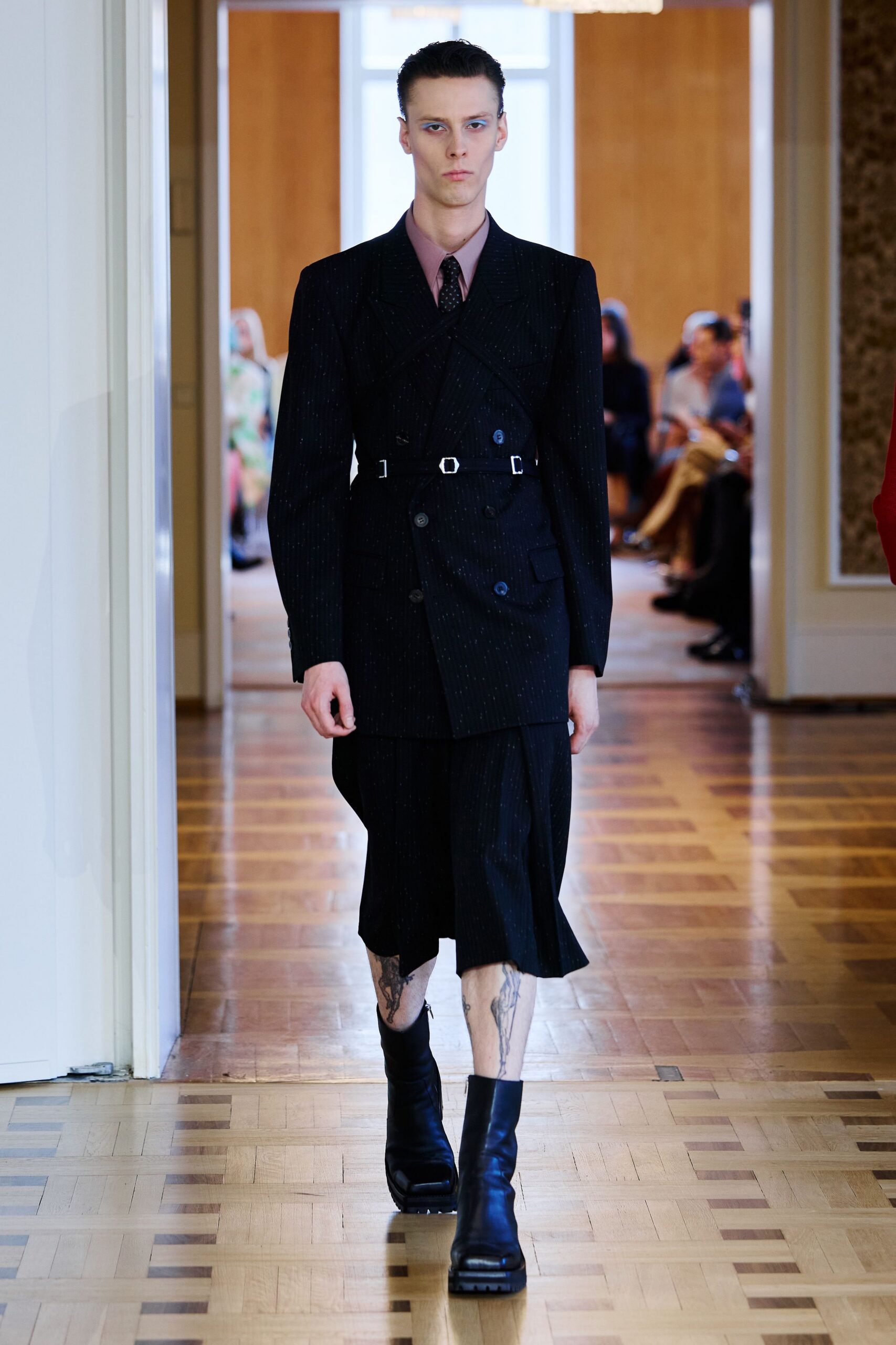 black wool long-sleeve collared tailored buttoned pleated suit