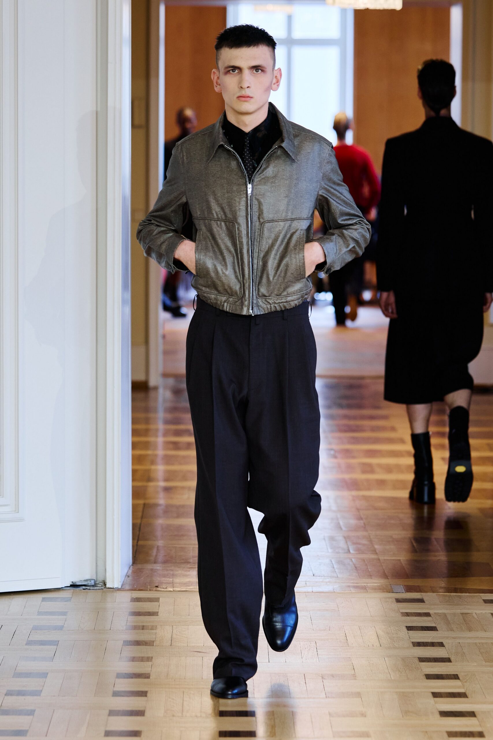 gray leather long-sleeve collared fitted zippered jacket