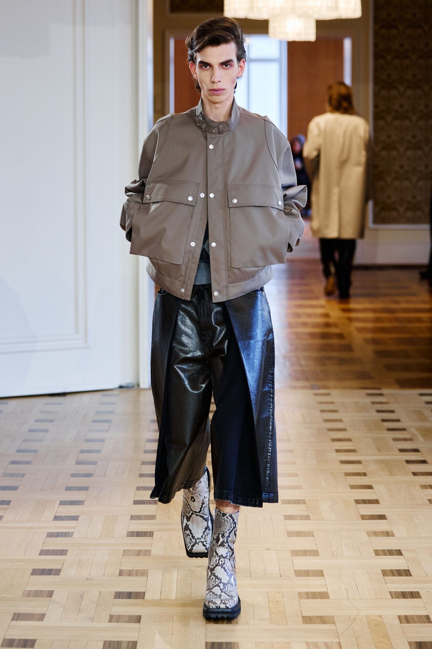 gray cotton long-sleeve collared relaxed buttoned jacket