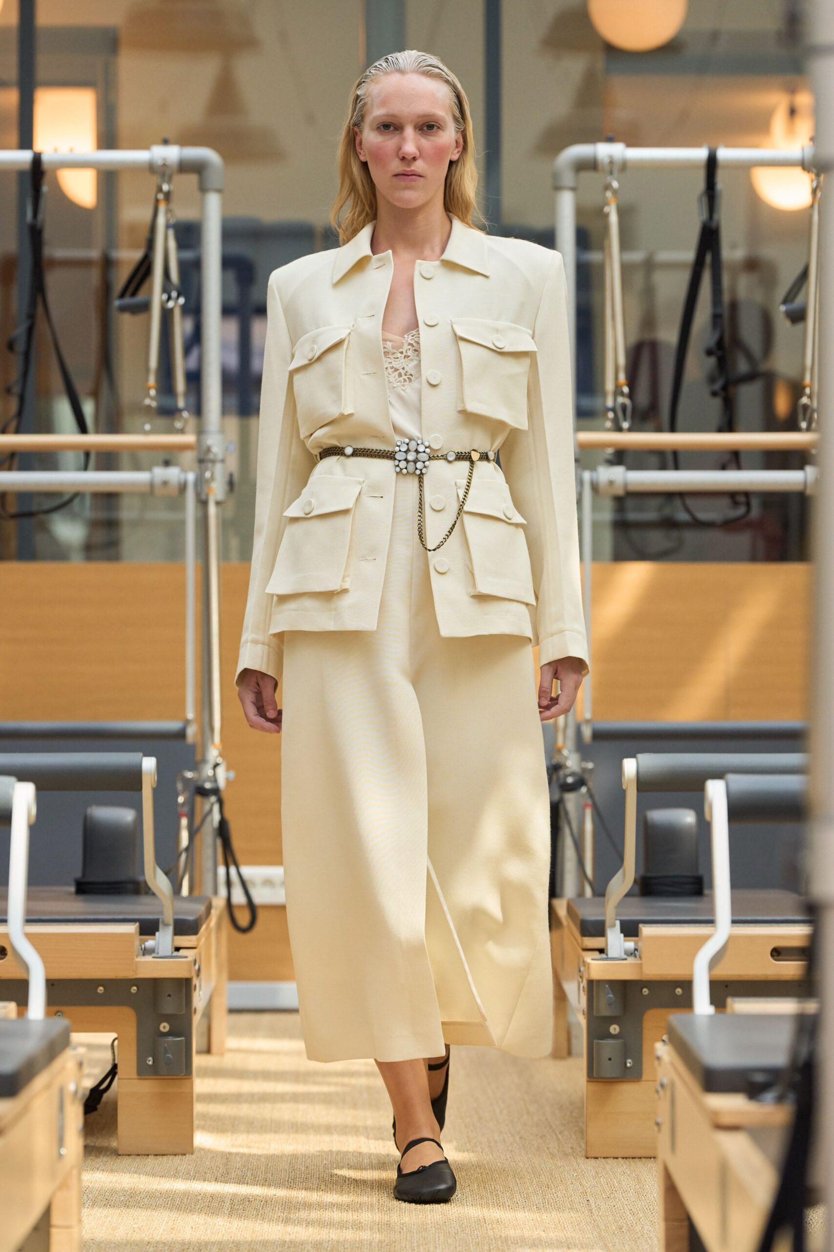 beige cotton long-sleeve collared tailored buttoned pockets jacket