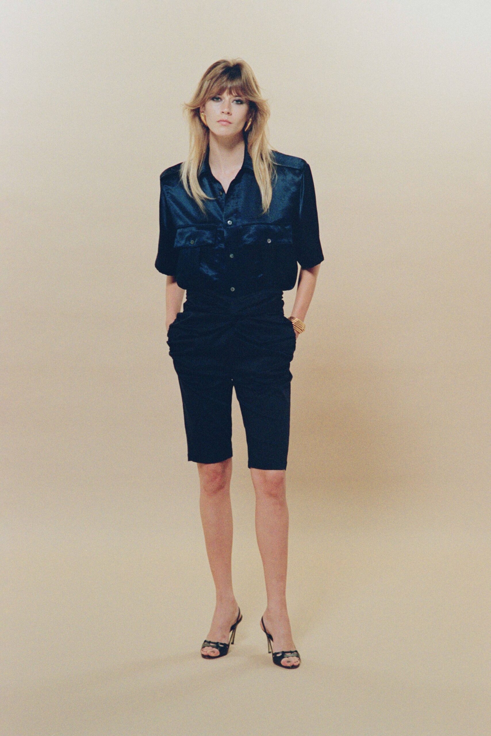 black silk short-sleeve collared fitted shirt